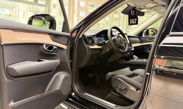Volvo XC90 view 9