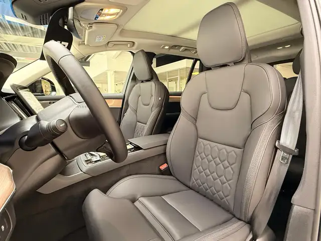 Volvo XC90 view 12