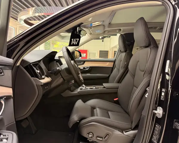 Volvo XC90 view 11