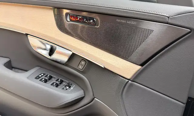Volvo XC90 view 10