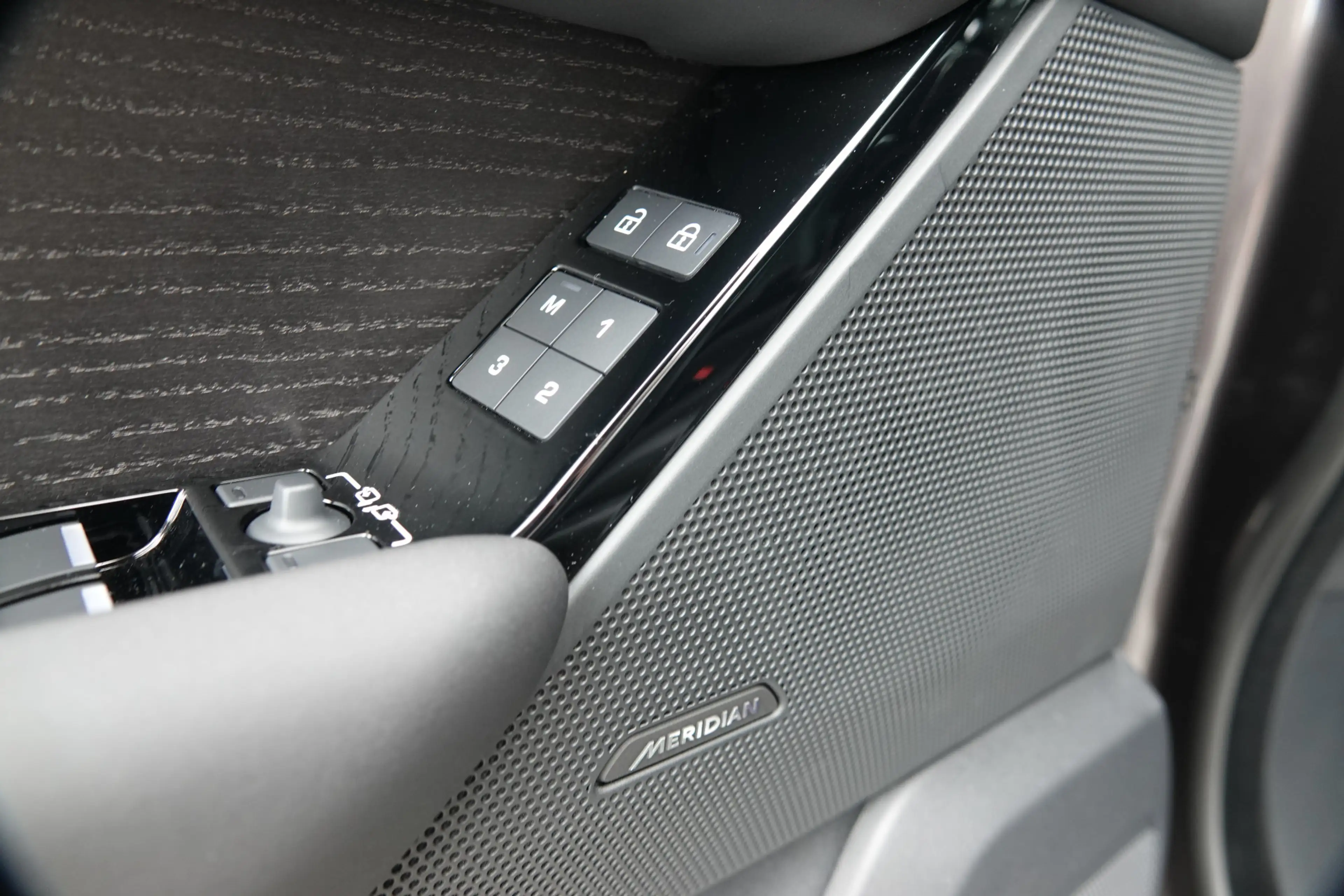Land Rover Range Rover Velar 2.0 P400e R-Dynamic HSE | Meridian | 360 Cam | 21 — photo 13