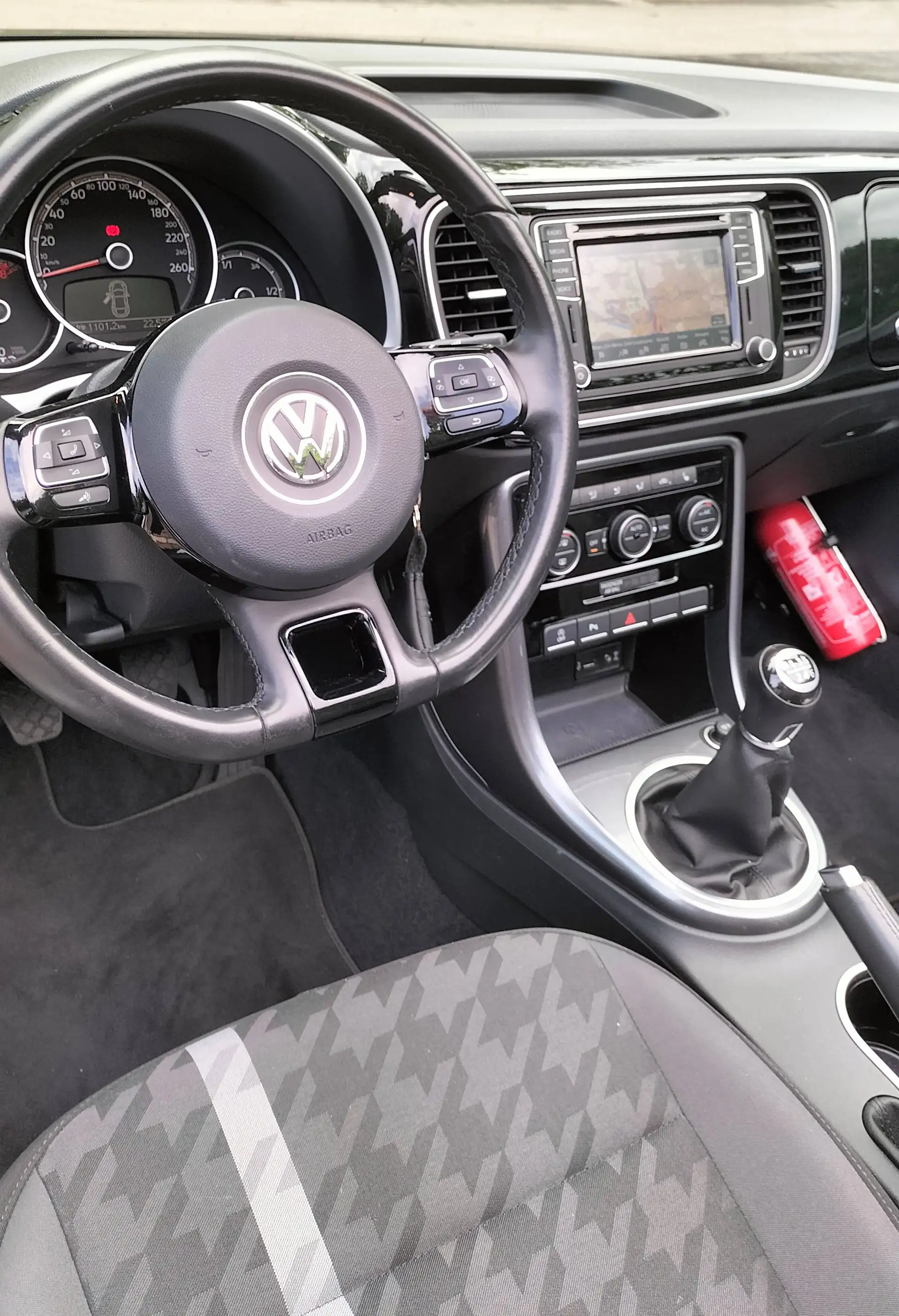 Volkswagen Beetle Beetle Cabrio 1.2TSI *PREISSENKUNG* WIE NEU,VOLLE AUSSTATTUNG, EINER DER LETZTEN — photo 4