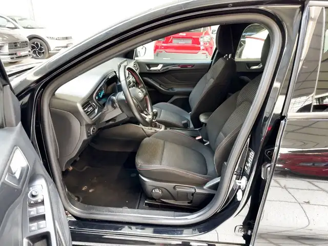 Ford Focus view 8