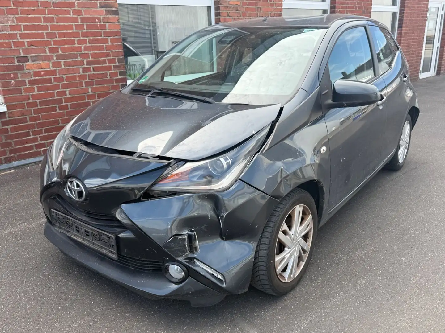 Toyota Aygo (X) 1,0-l-VVT-i/Euro6/Automatik Grau - 2