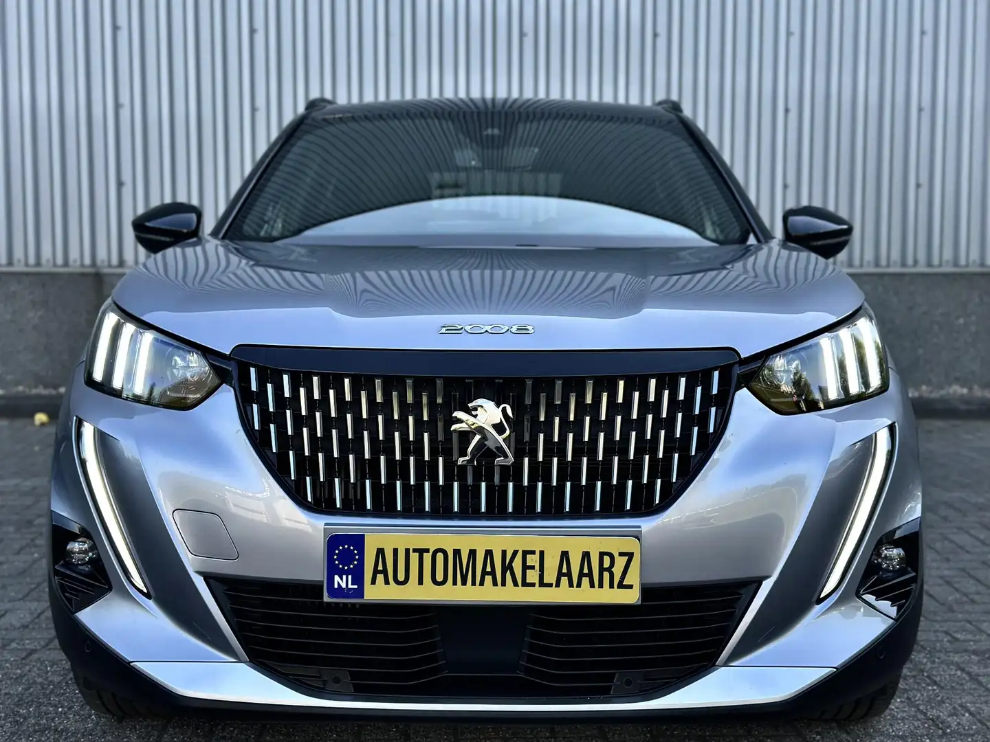 Peugeot 2008 1.2 PureTech GT CAM|PANO|KEYLESS Grau - 2