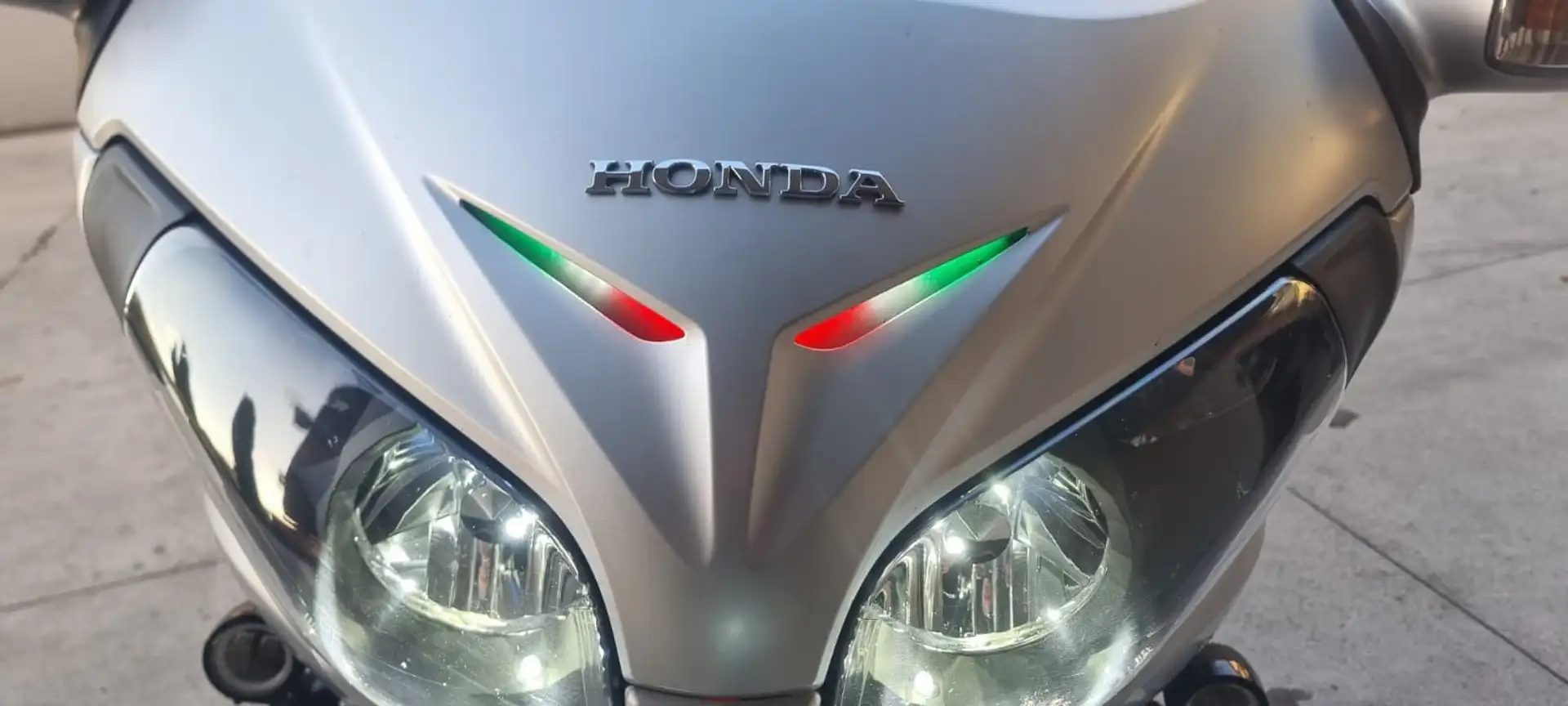 Honda Gold Wing 2012/2017 Srebrny - 1