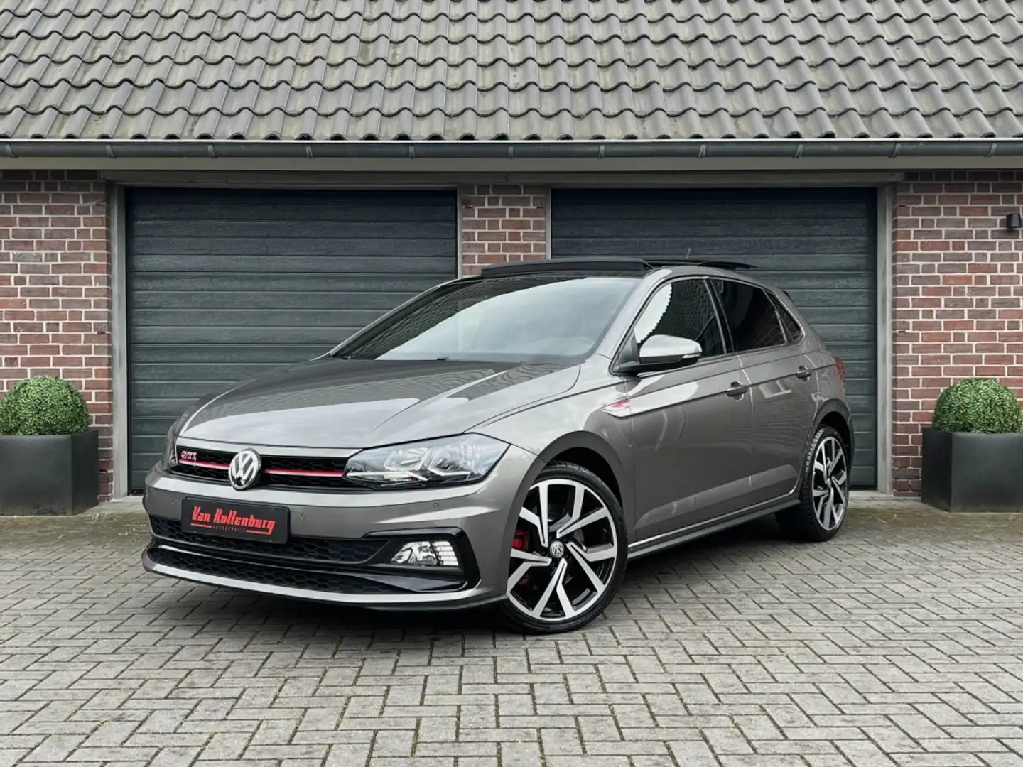 Volkswagen Polo GTI GTI 2.0 TSI DSG 200PK Pano Virtual 32DKM! Grijs - 1