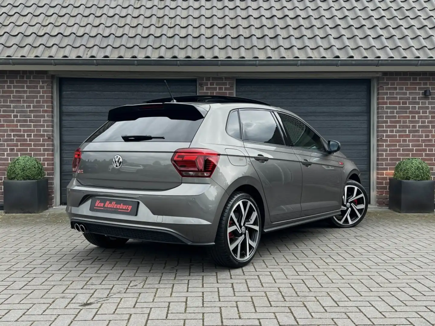 Volkswagen Polo GTI GTI 2.0 TSI DSG 200PK Pano Virtual 32DKM! Grijs - 2