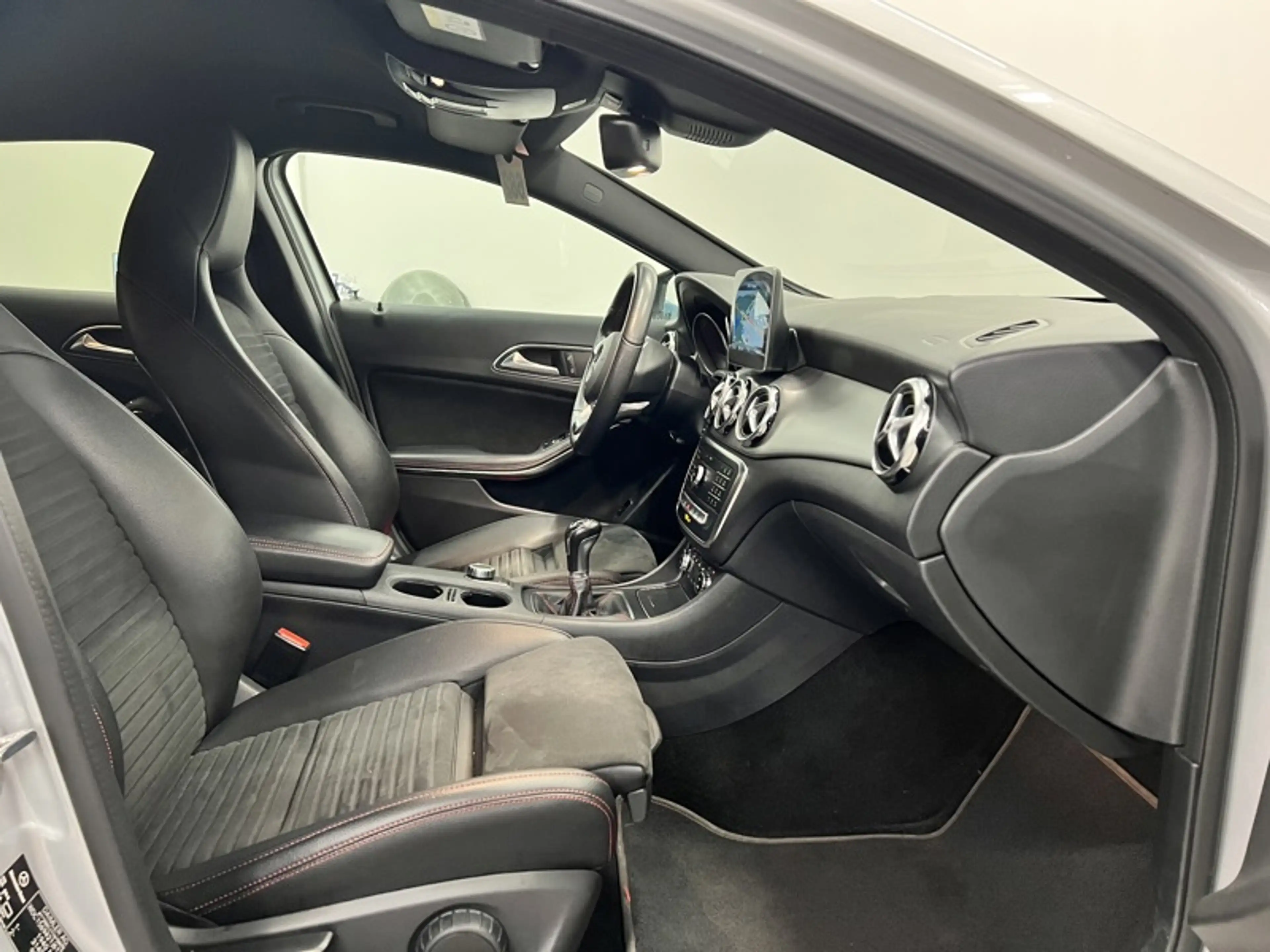 Mercedes-Benz GLA 180 AMG Pack Night — photo 11
