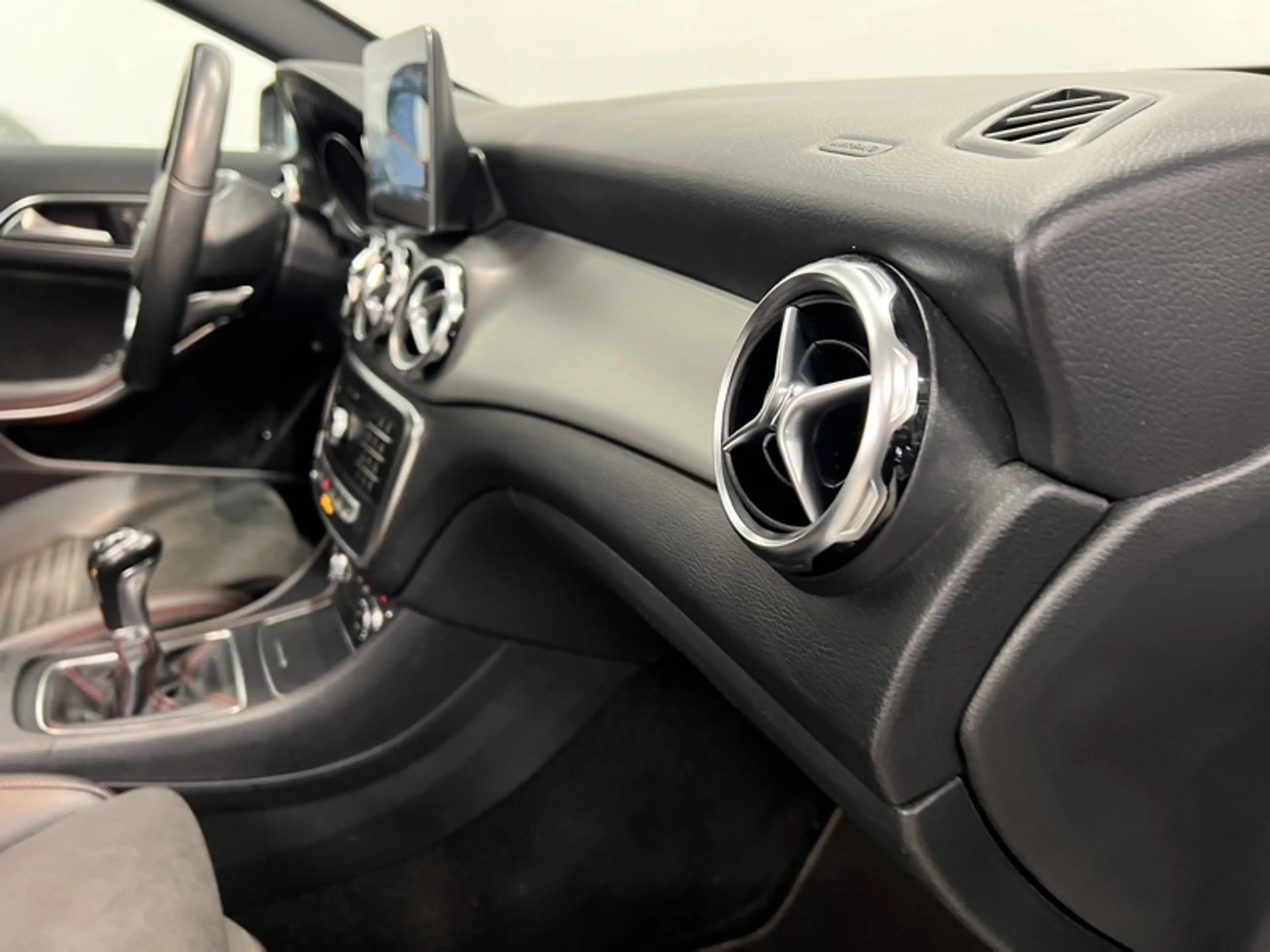 Mercedes-Benz GLA 180 AMG Pack Night — photo 12