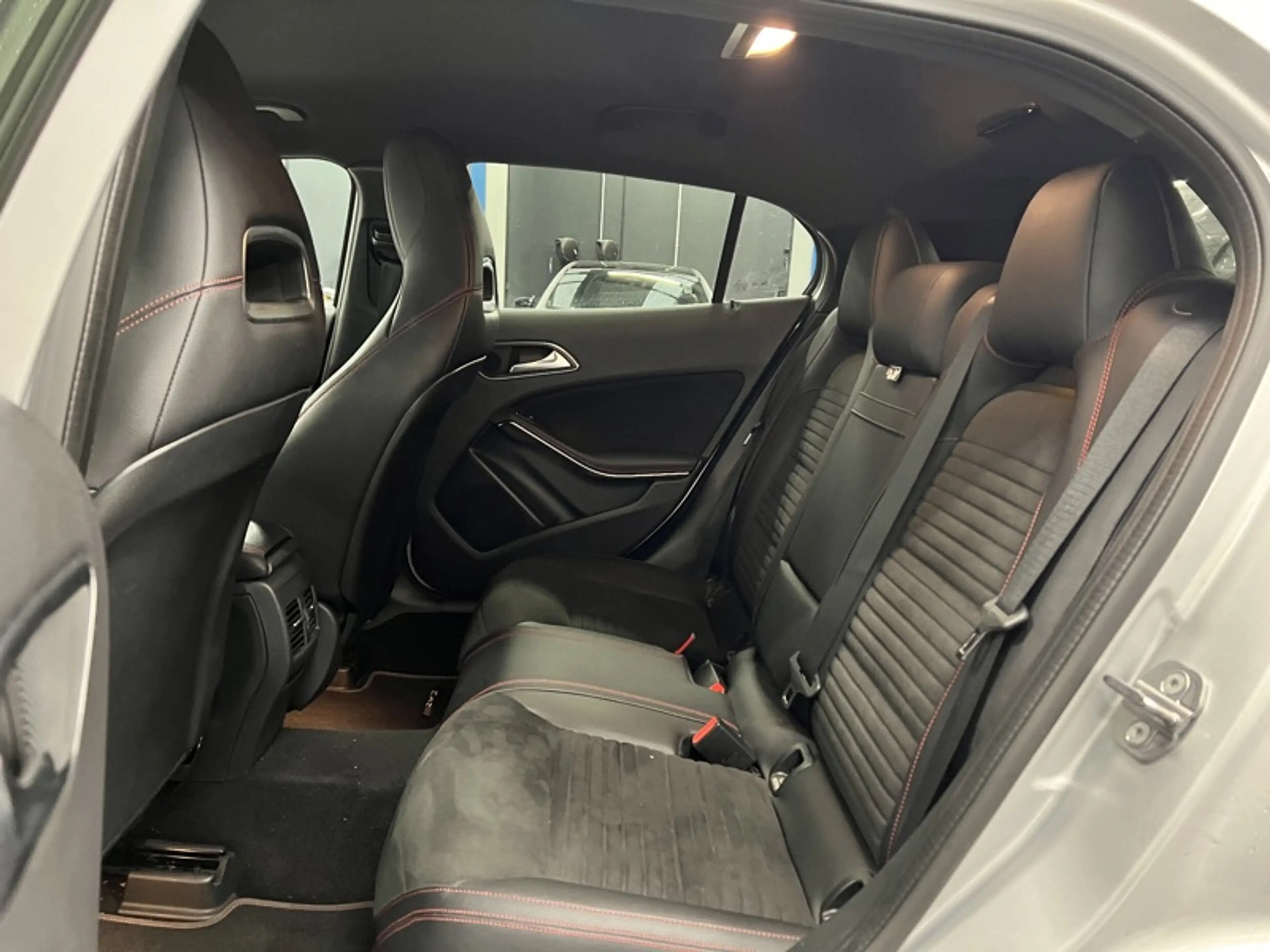 Mercedes-Benz GLA 180 AMG Pack Night — photo 10