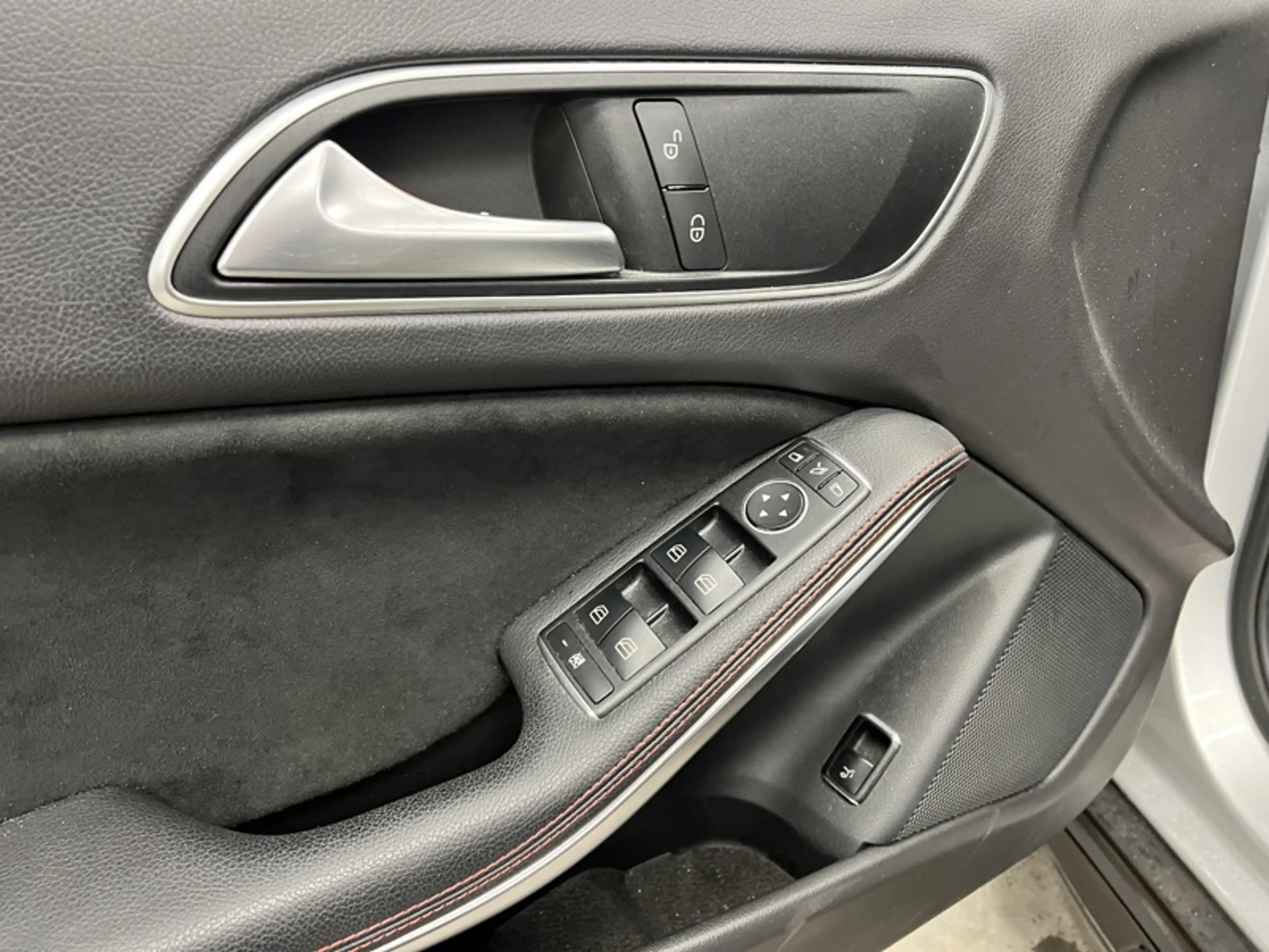 Mercedes-Benz GLA 180 AMG Pack Night — photo 15