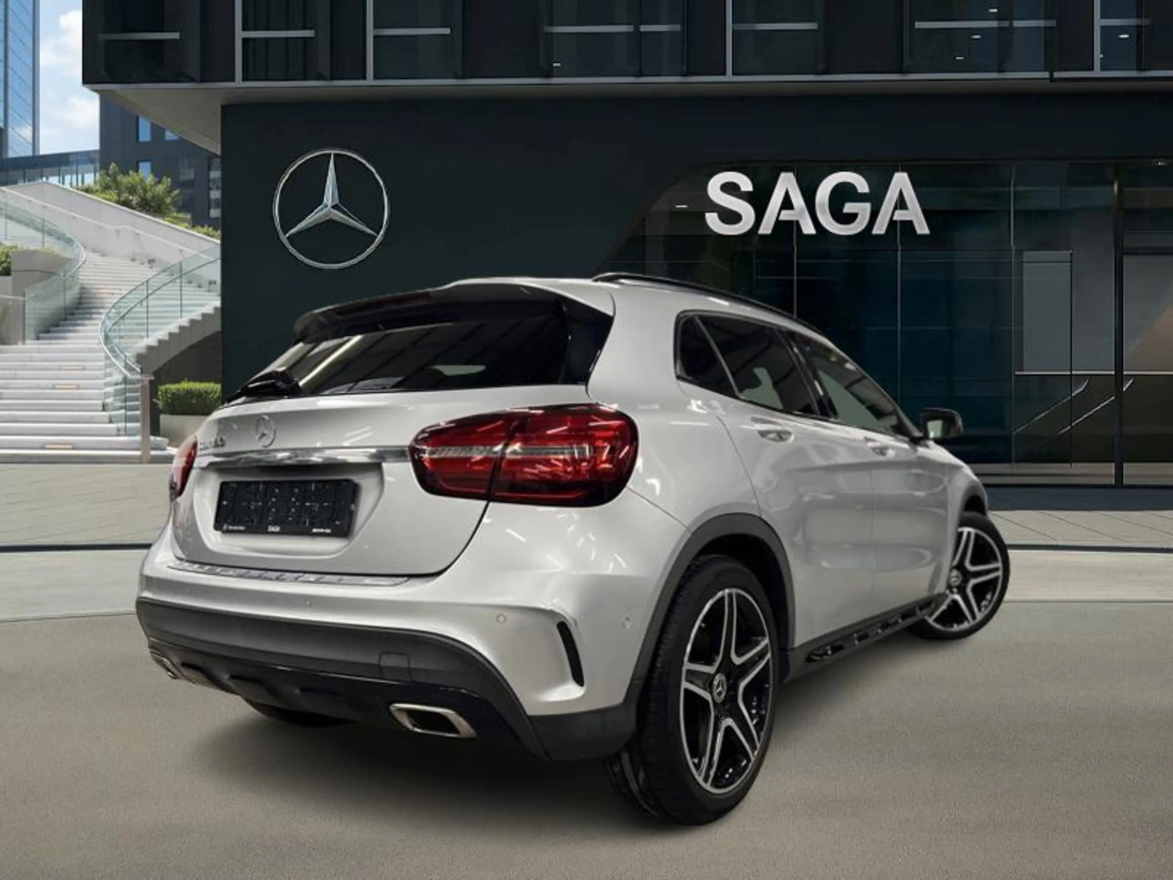 Mercedes-Benz GLA 180 AMG Pack Night — photo 2