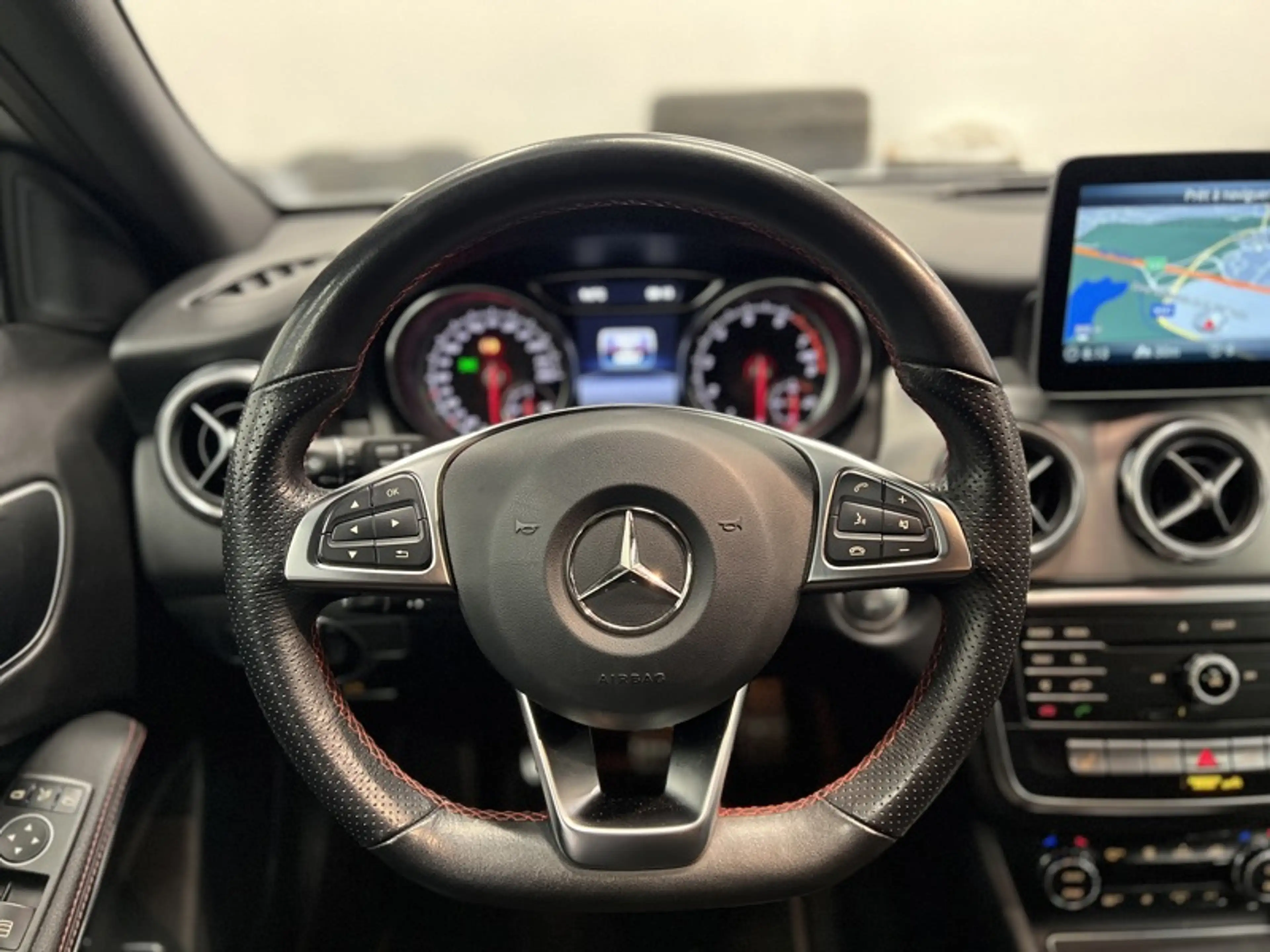 Mercedes-Benz GLA 180 AMG Pack Night — photo 3