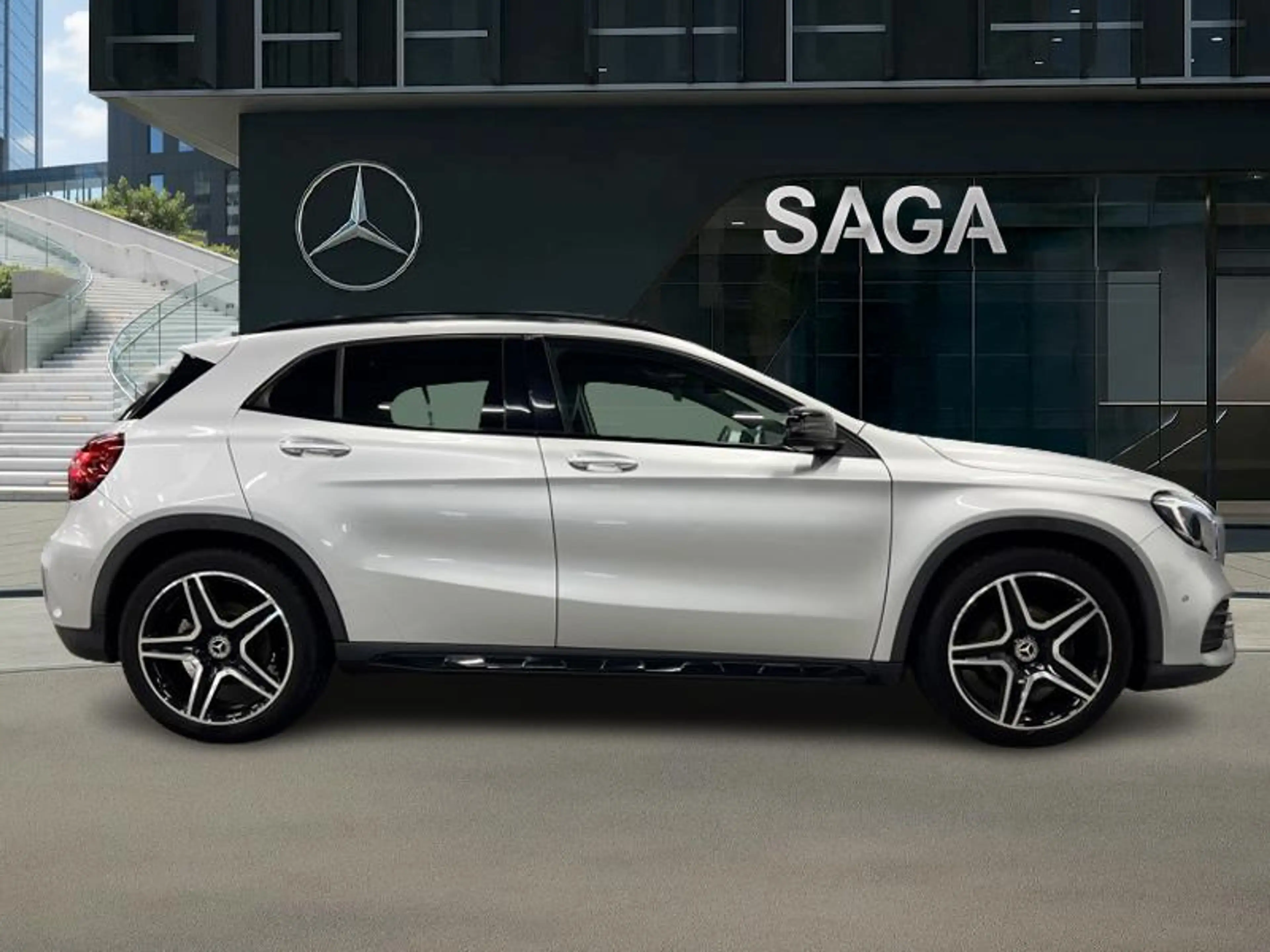 Mercedes-Benz GLA 180 AMG Pack Night — photo 4