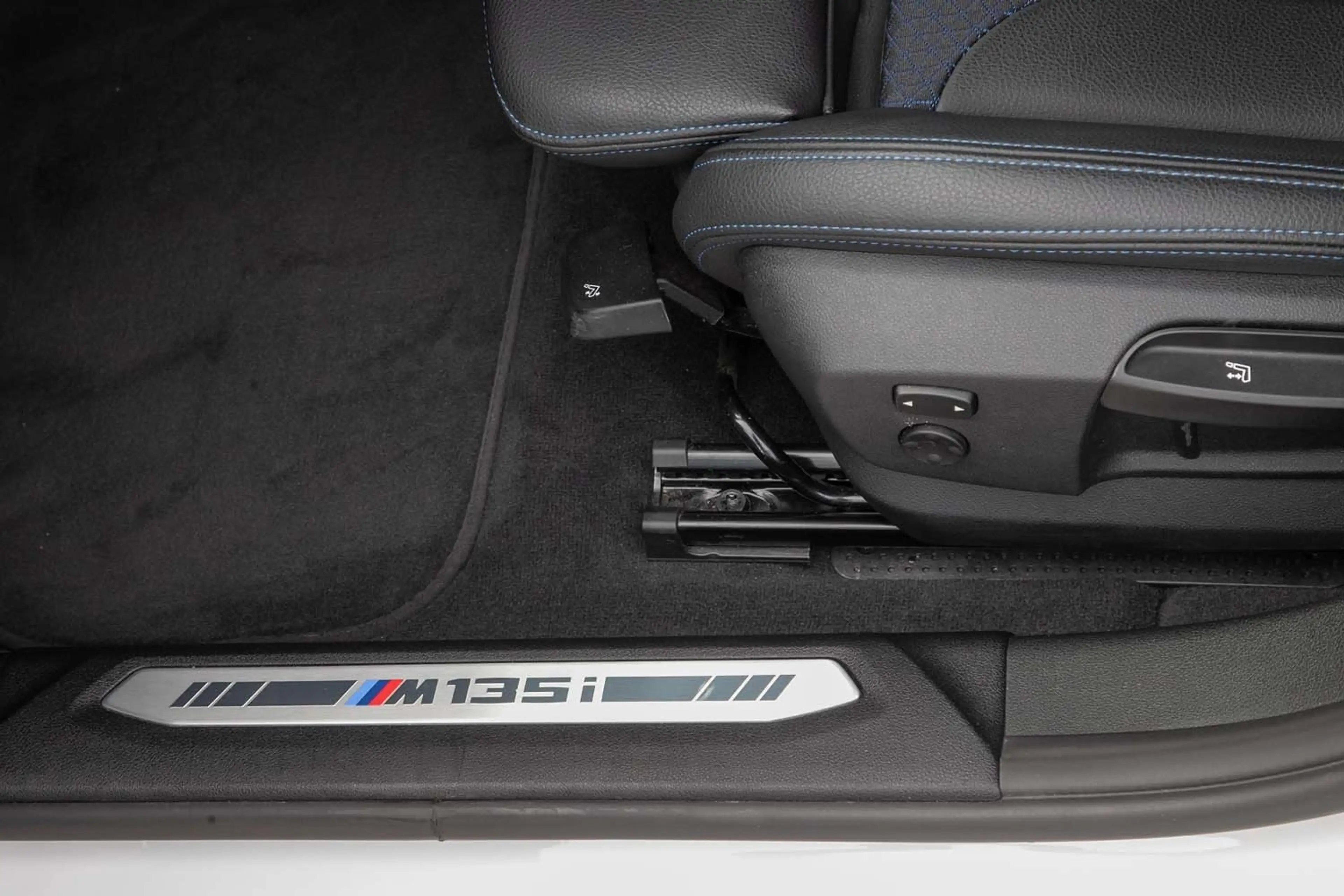 BMW 135 M135i xDrive Navi LED Sitzhzg HiFi Klima Komfort — photo 12