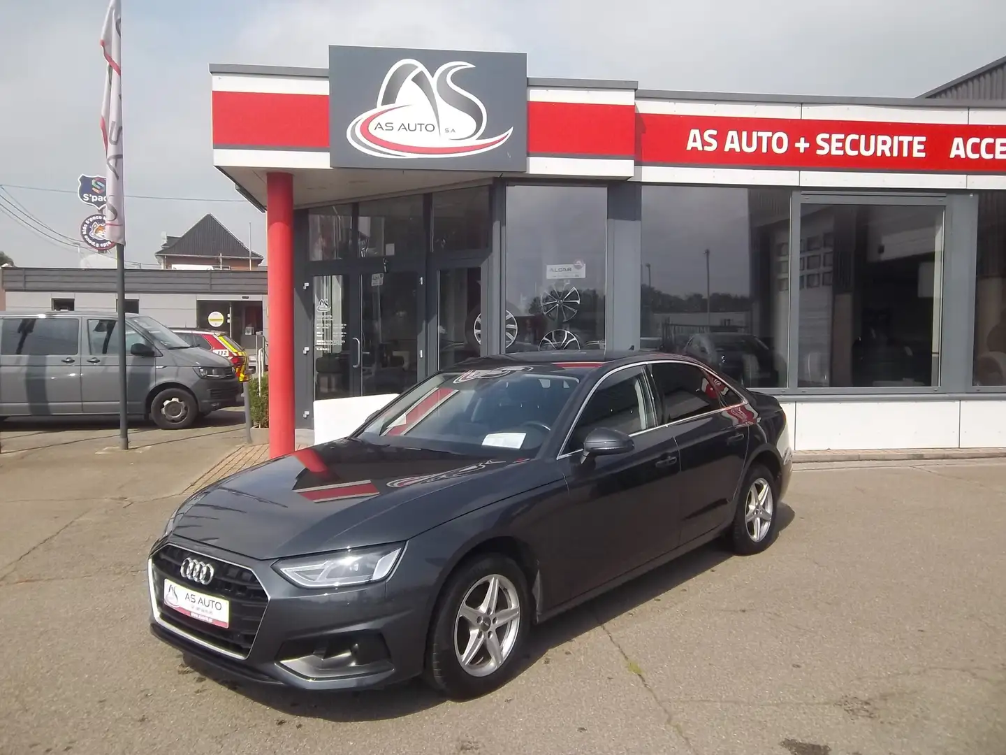 Audi A4 Berline 4p 30 TDi 136cv S tronic   24786€ + TVA Grau - 1