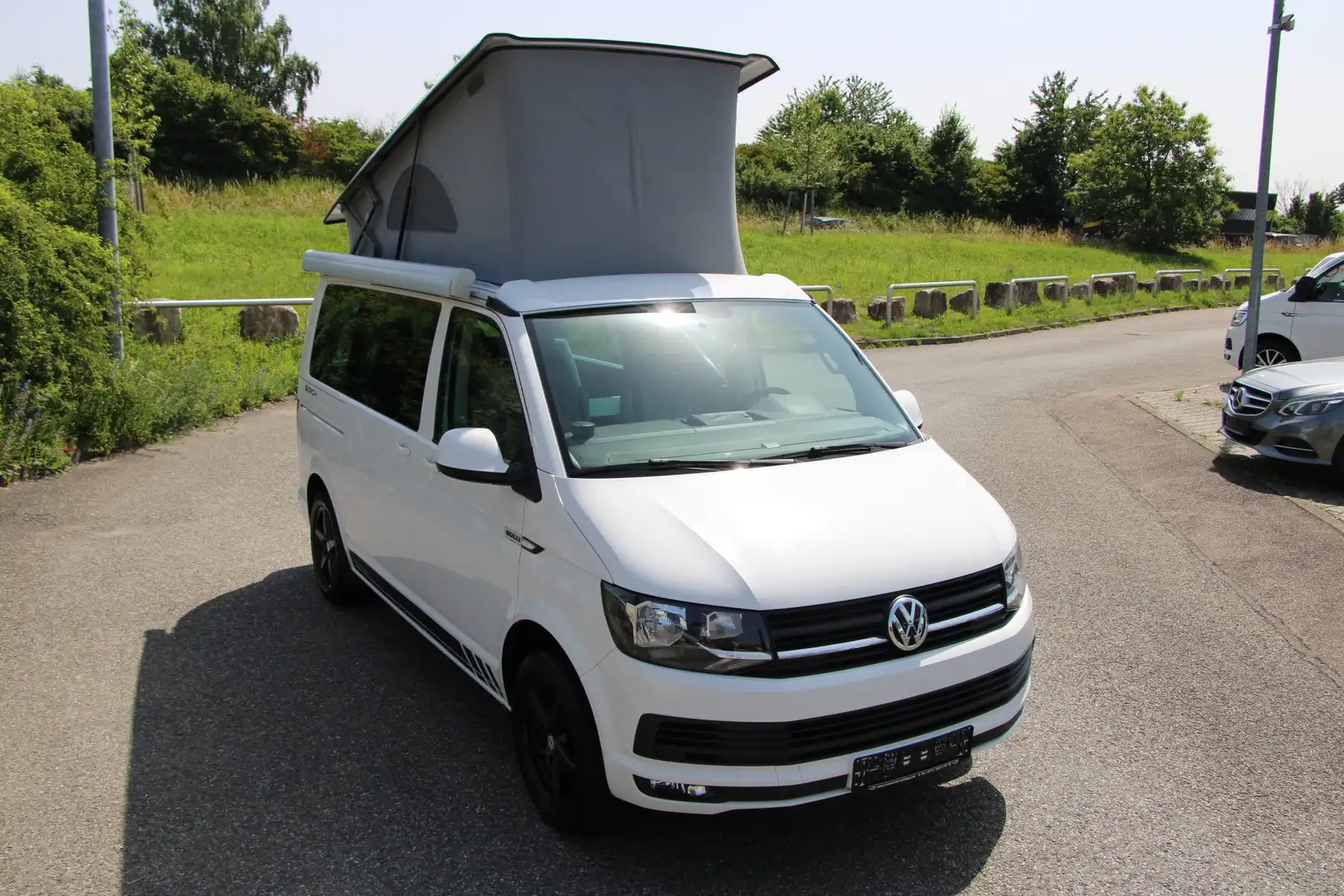 Volkswagen T6 California TDI Beach Aufstelldach DSG 150 PS AHK Navi Markise Bílá - 2