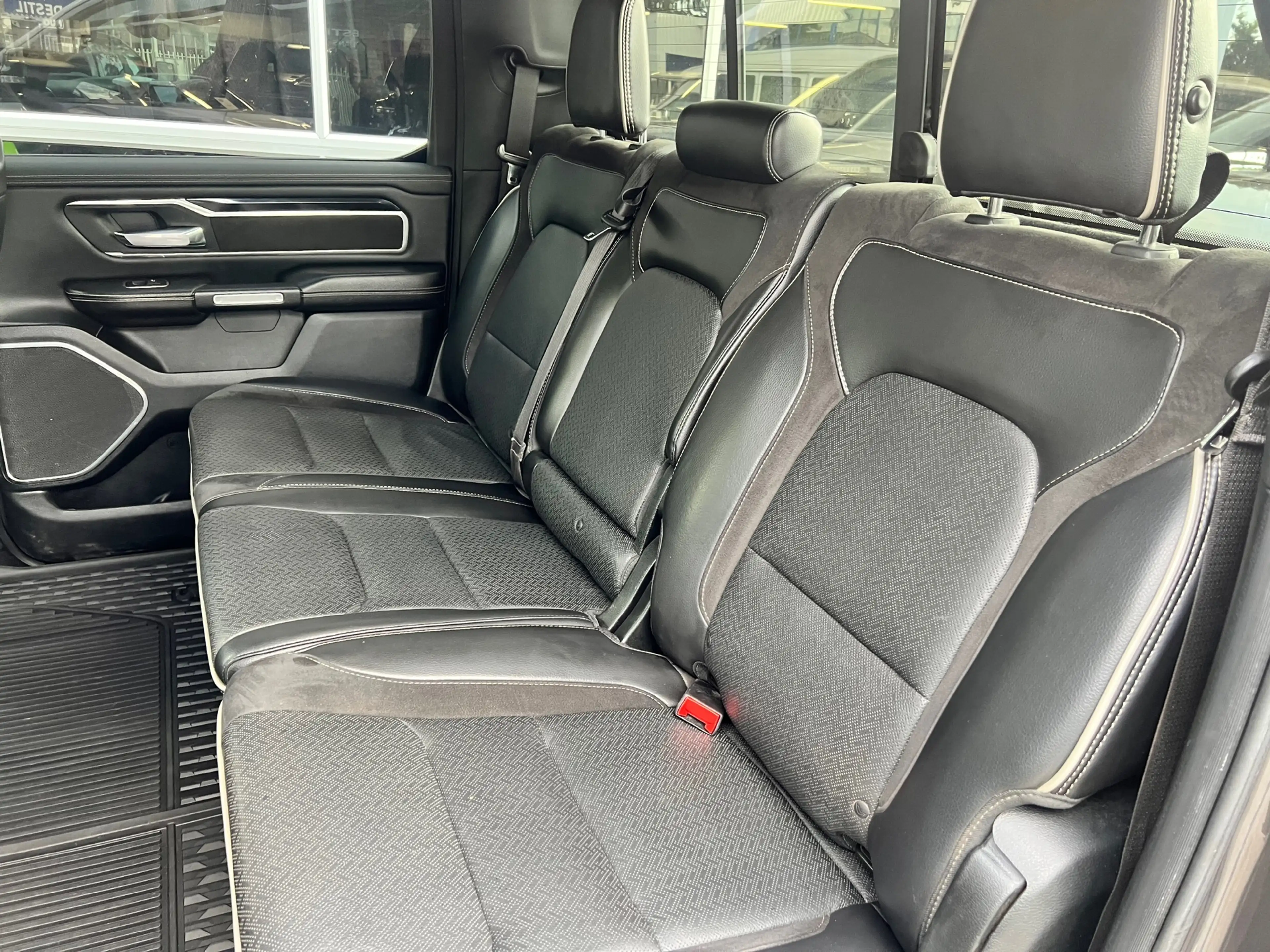 Dodge RAM 1500 5.7 V8 4x4 Crew Cab Laramie — photo 10