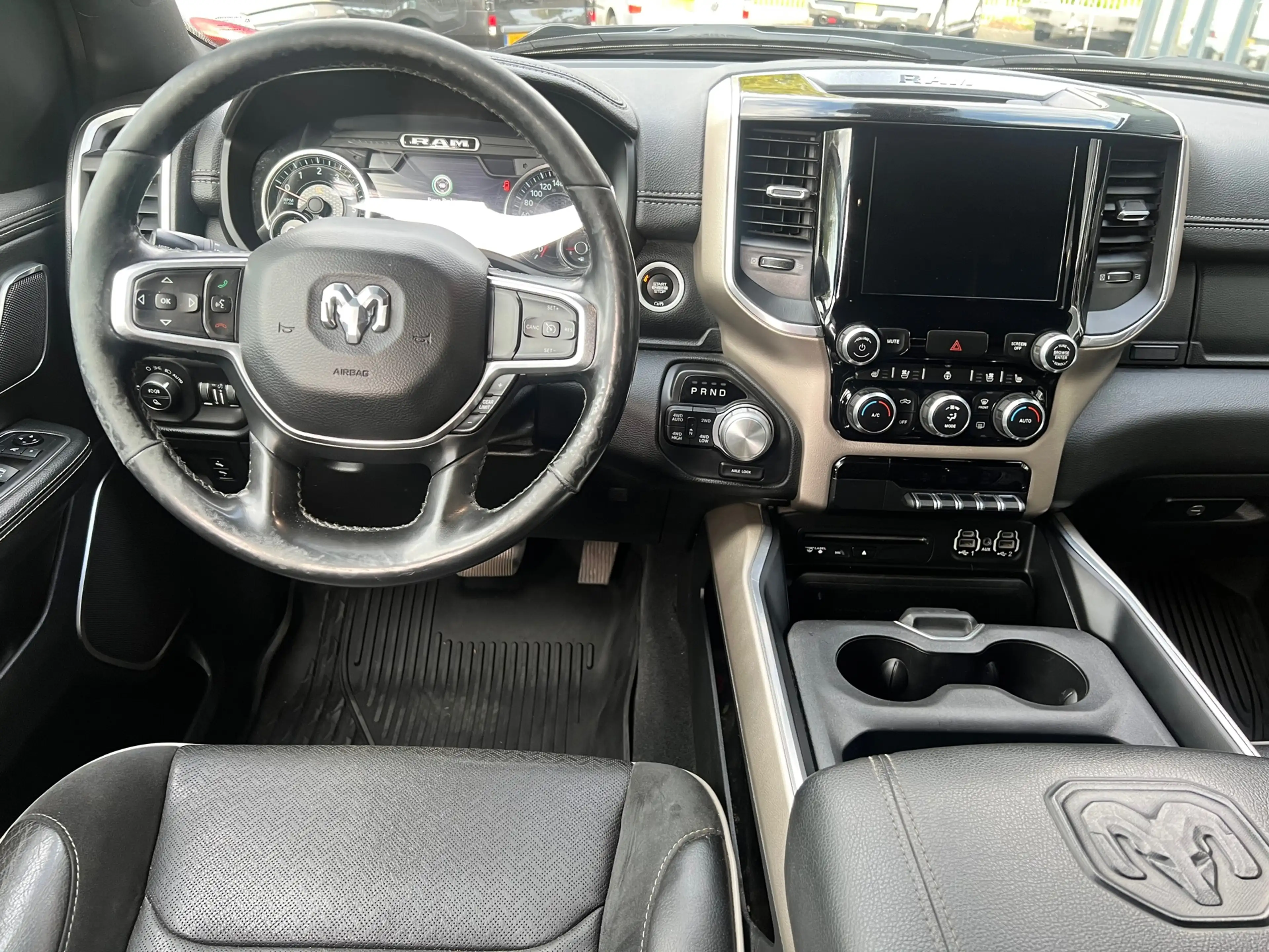 Dodge RAM 1500 5.7 V8 4x4 Crew Cab Laramie — photo 12