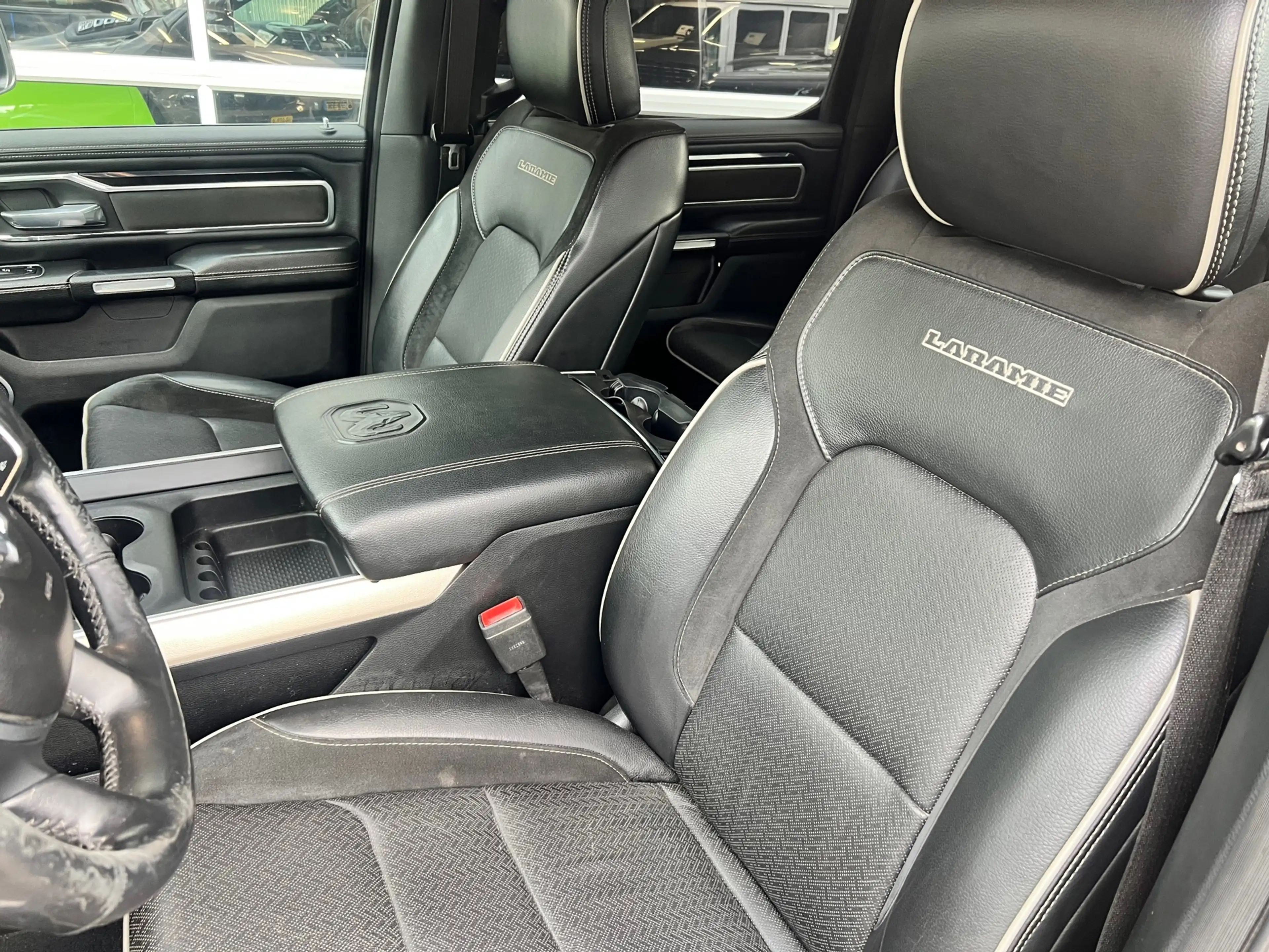 Dodge RAM 1500 5.7 V8 4x4 Crew Cab Laramie — photo 11