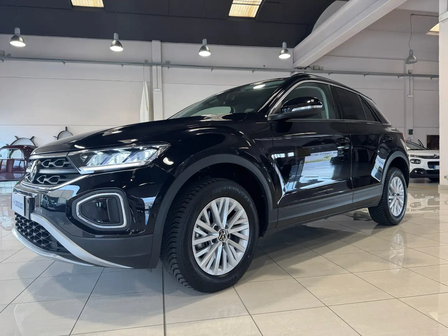 Volkswagen T-Roc 1.0 TSI Life FULL LED NAVI DISCOVER MEDIA PRIVACY Zwart - 1