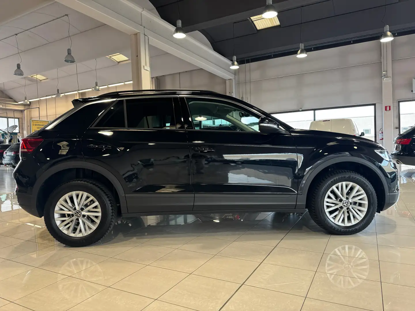 Volkswagen T-Roc 1.0 TSI Life FULL LED NAVI DISCOVER MEDIA PRIVACY Zwart - 2