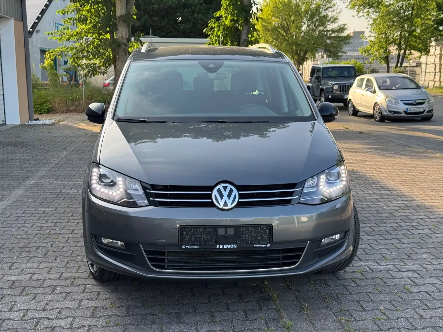 Volkswagen Sharan IQ.DRIVE 2.O TDI DSG 1-Hand 7-SITZE VOLL Grau - 2