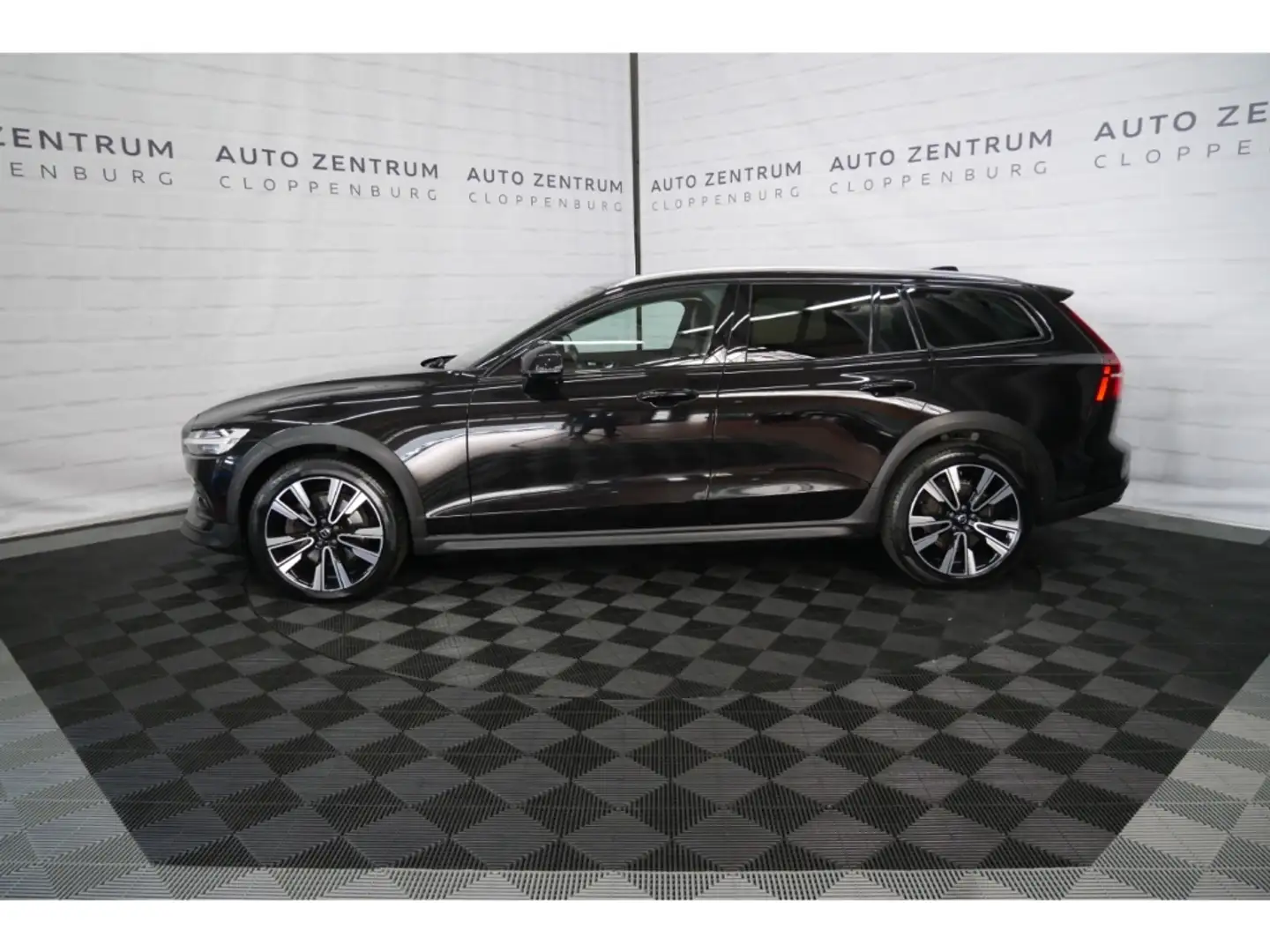 Volvo V60 Cross Country Pro AWD D4 Panor+LED+Navi+Kame Schwarz - 2