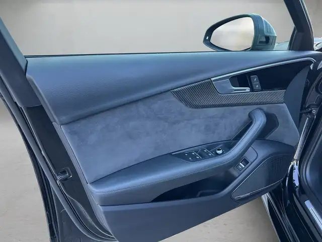 Audi RS4 view 6
