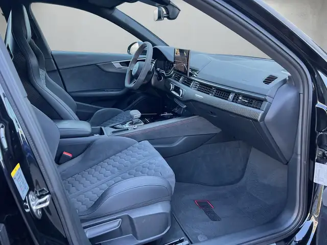 Audi RS4 view 13