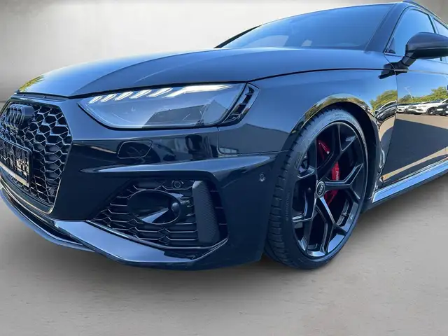Audi RS4 view 4