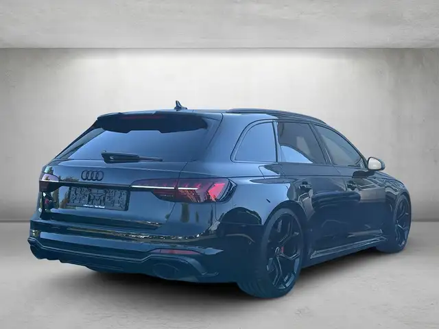 Audi RS4 view 3