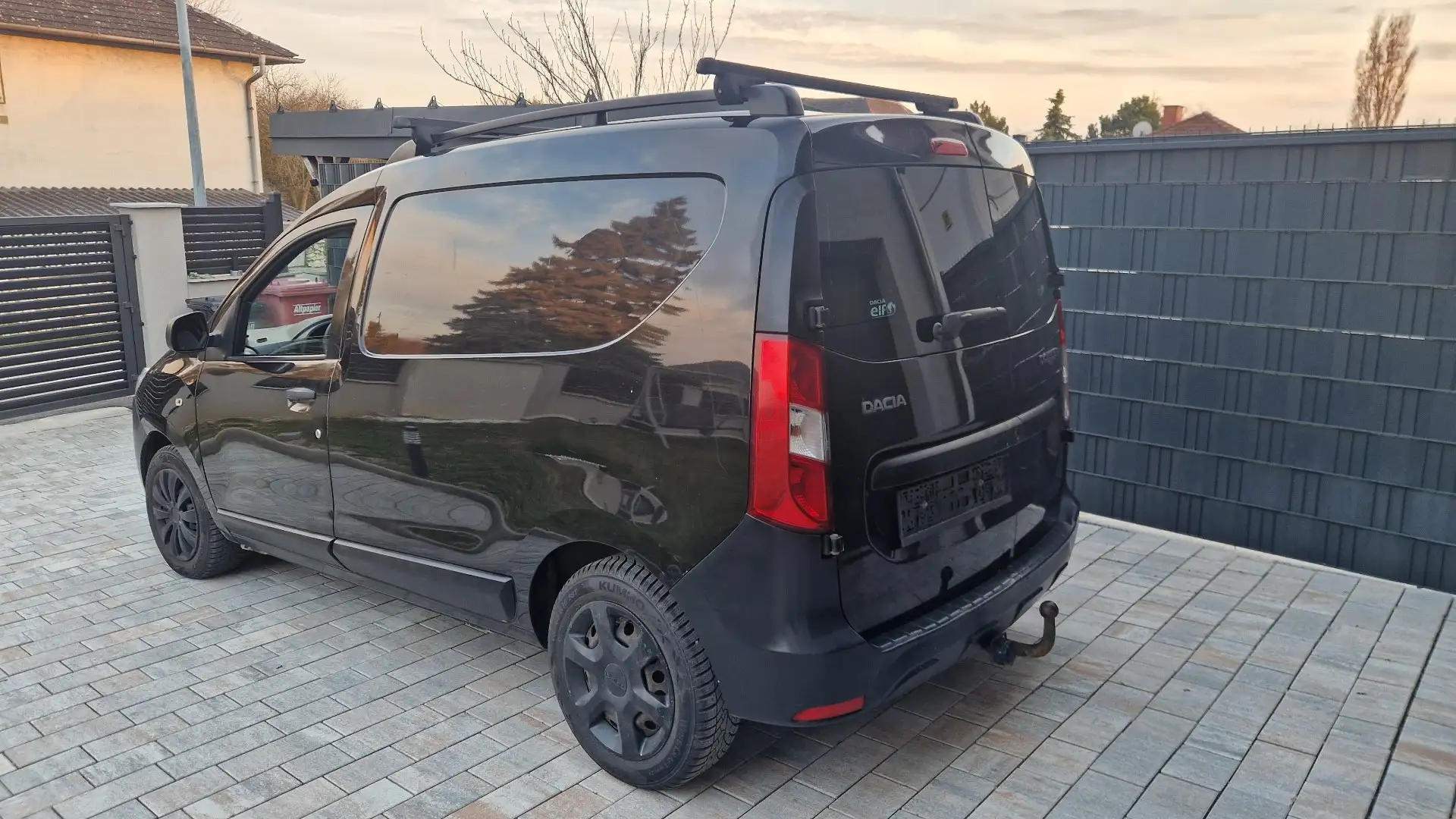 Dacia Dokker 1,6 MPI 85 Schwarz - 1