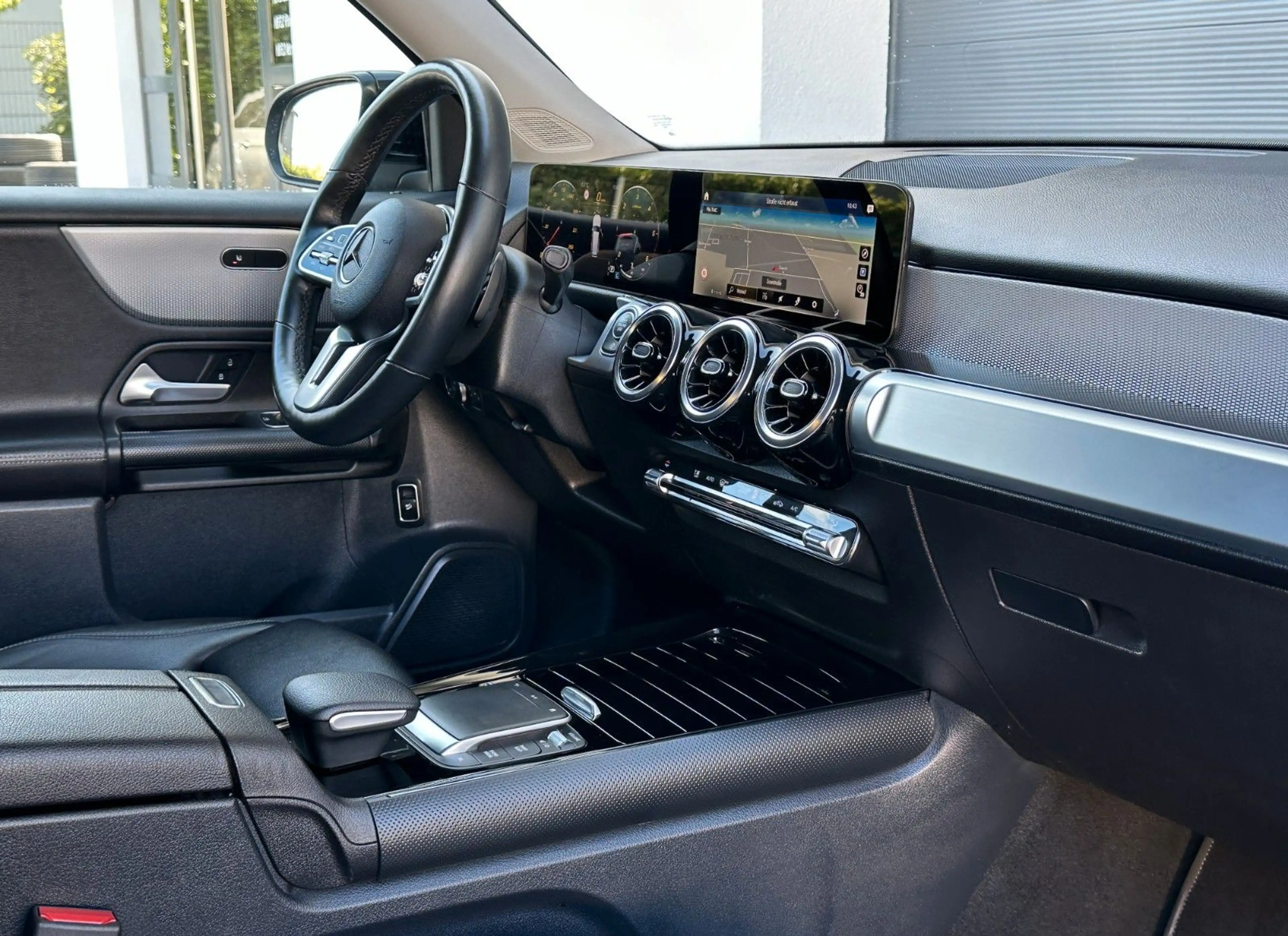 Mercedes-Benz GLB 200 d*STYLE*2HD*NAVI*T.LEDER*AHK*PDC*SHZ* — photo 12