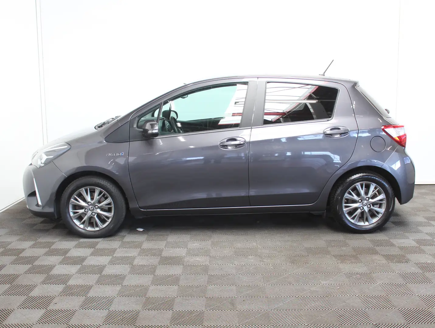 Toyota Yaris 1.5 Hybrid Dynamic CLIMATE | CRUISE | LED | CAMERA Grijs - 2