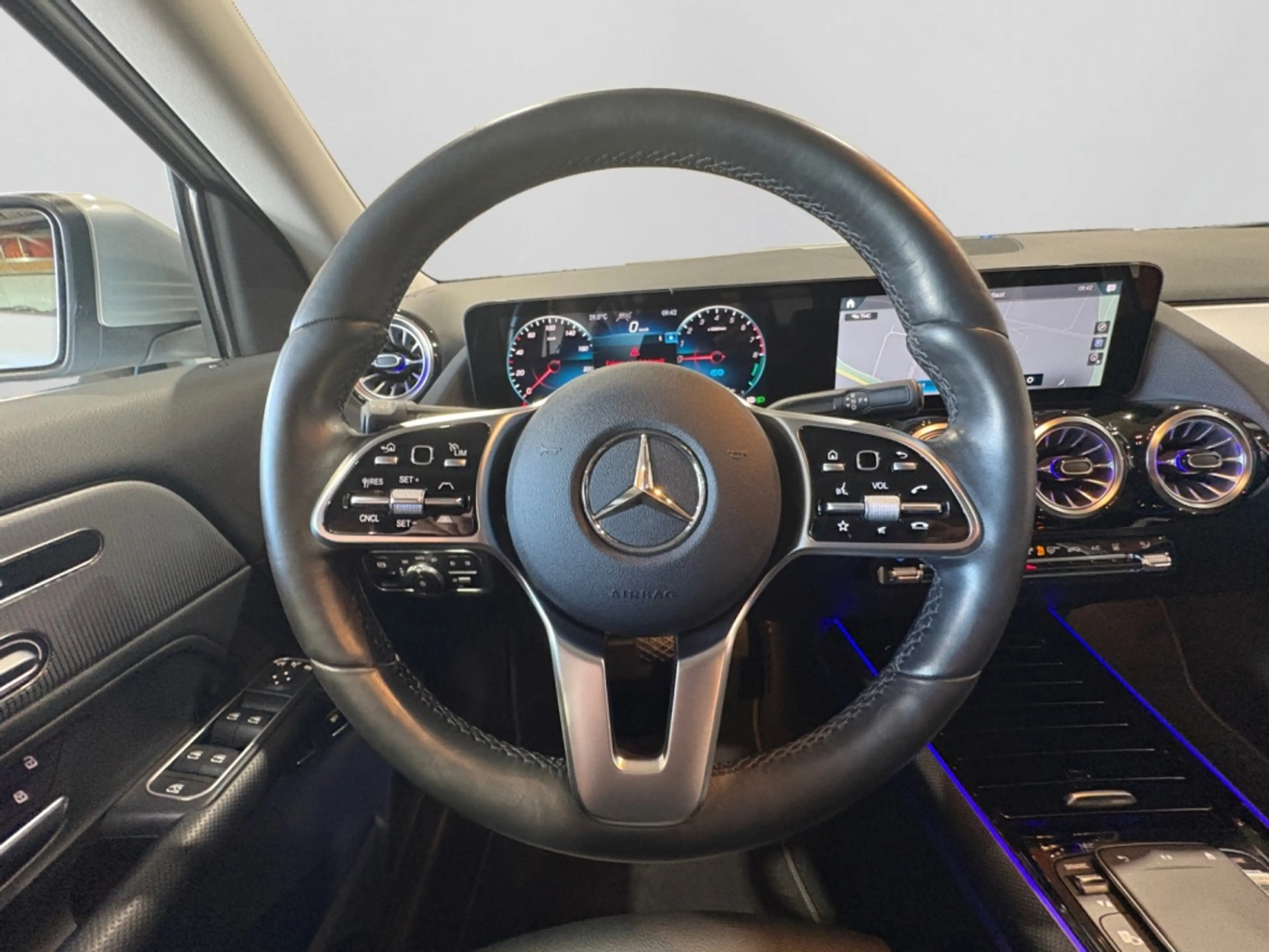 Mercedes-Benz GLA 250 e DISTR|MBEAM|KEYL|AHK|360°|SHZ+LHZ|AMBI — photo 14
