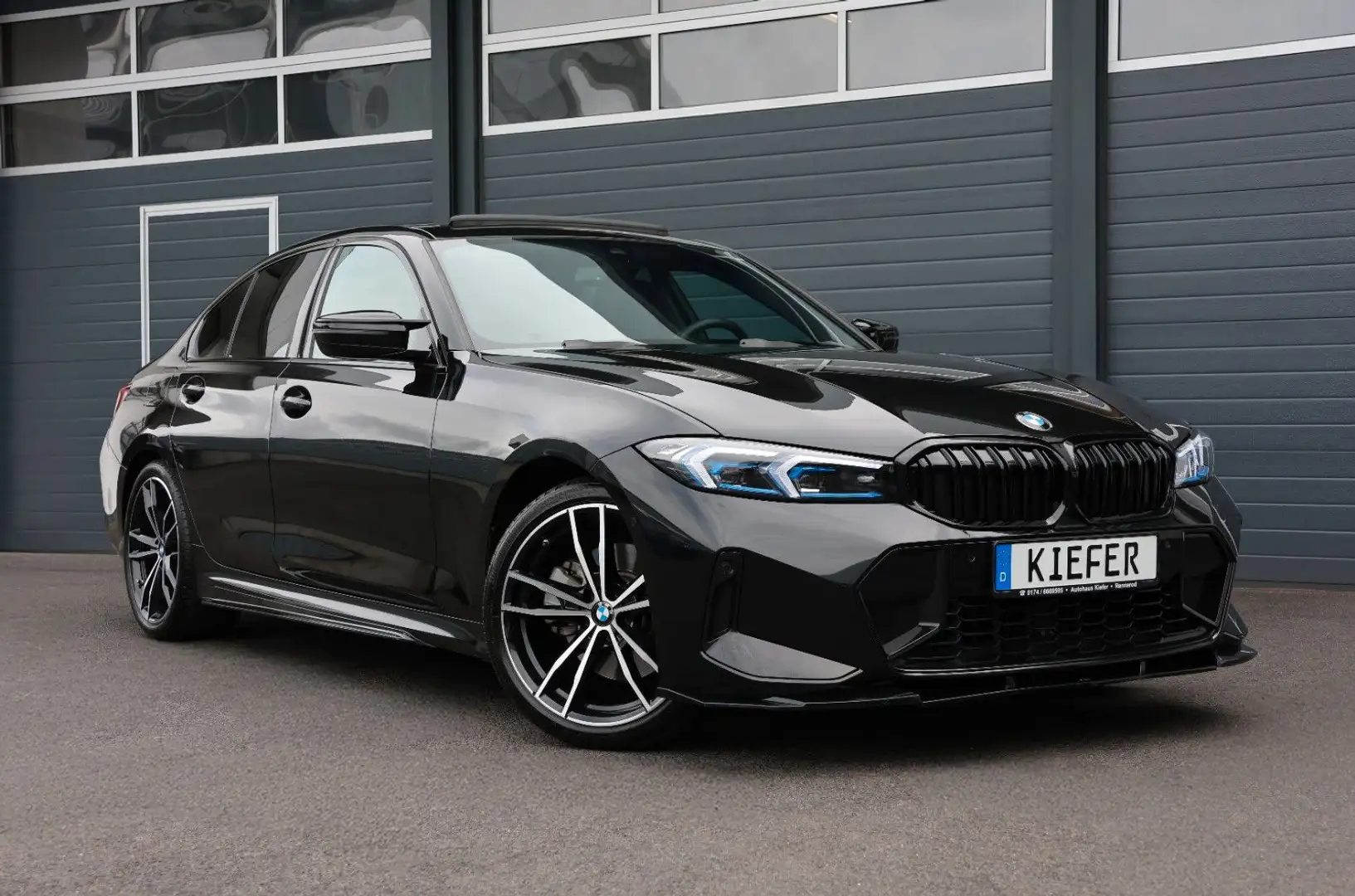 BMW 330 i M/CarPlay/SHZ/Widescreen/KAMERA/SPUR/R19 Schwarz - 1