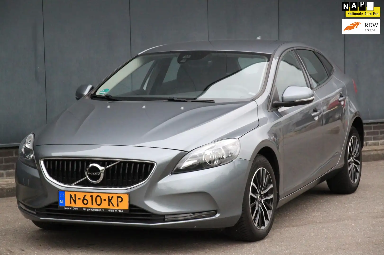 Volvo V40 2.0 D2 Momentum Leer/Stoelverwarming/Navigatie/Par Grigio - 1