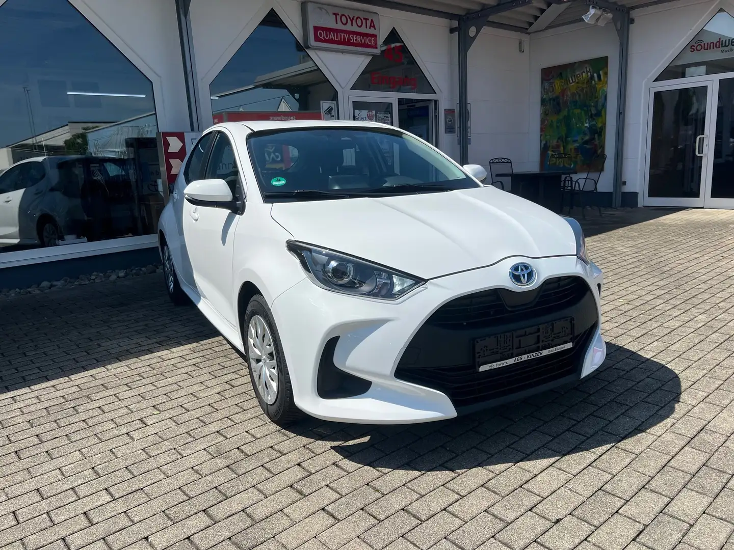 Toyota Yaris Hybrid Business Edition Wit - 2