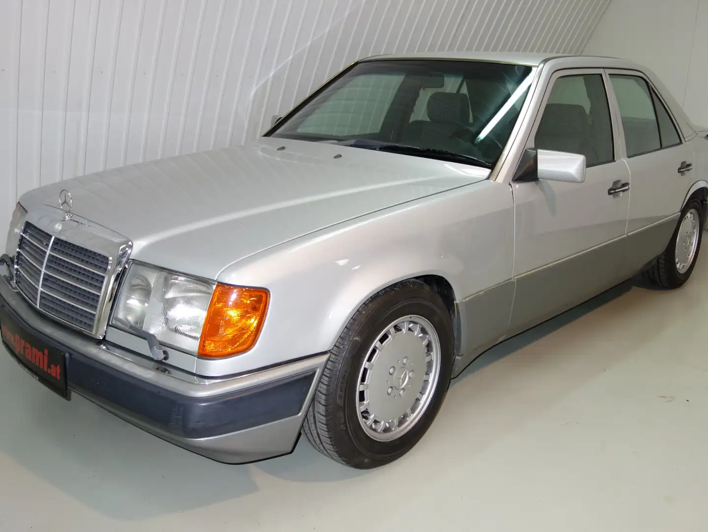 Mercedes-Benz 300 E Argent - 1