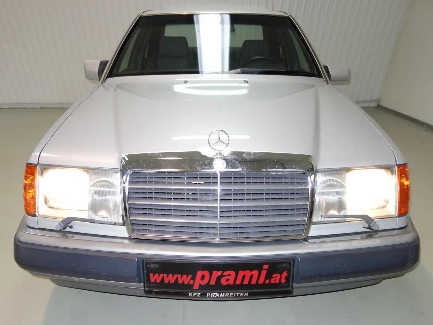 Mercedes-Benz 300 E Argent - 2