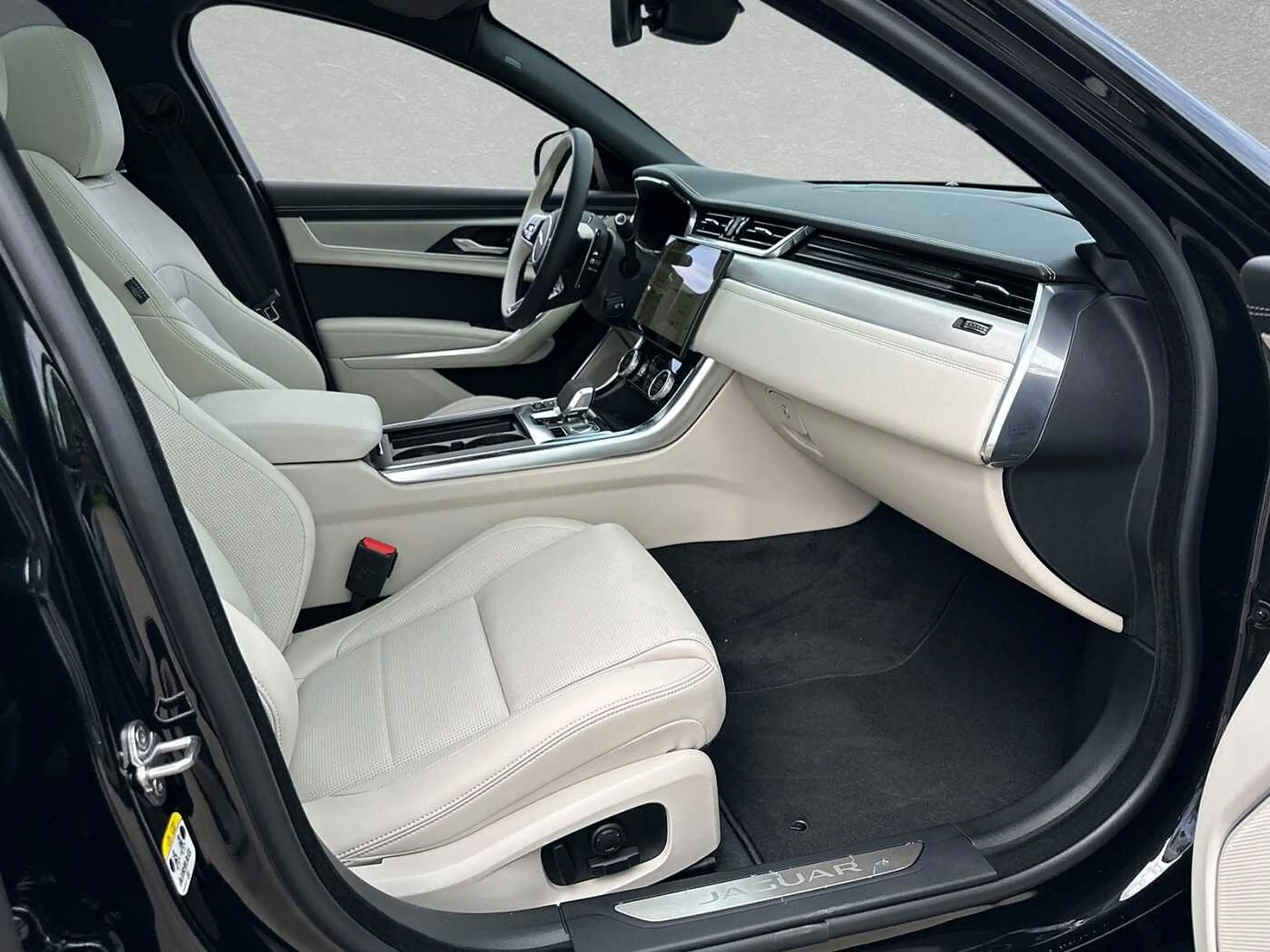 Jaguar XF D200 Sportbrake R-Dynamic SE — photo 3