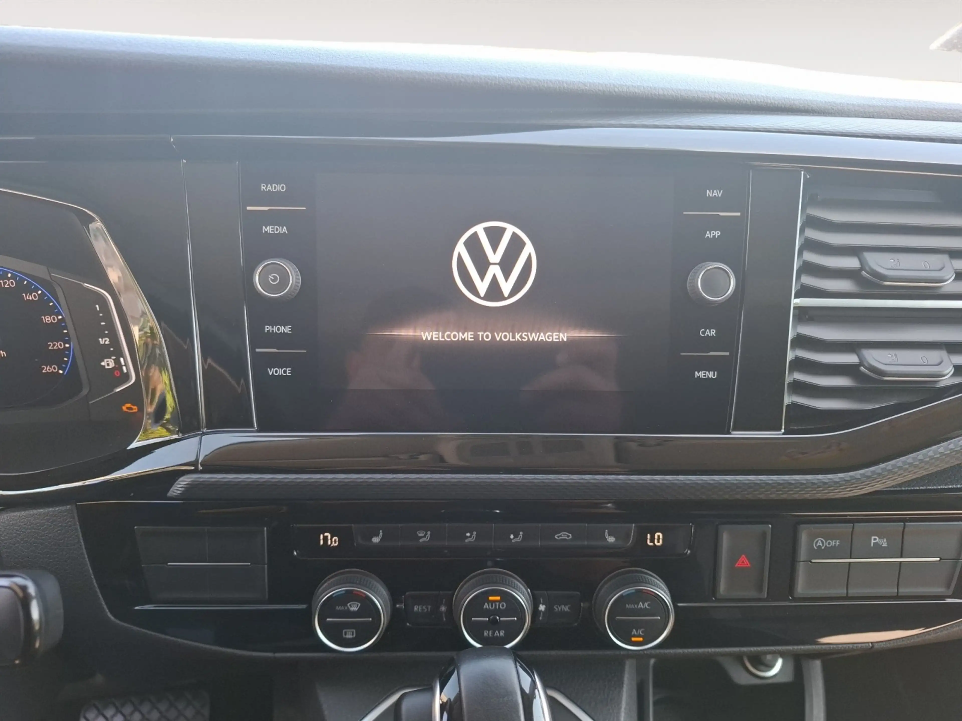 Volkswagen T6.1 Multivan 2.0 TDI RFK LED ACC Dyn-Fahrwerk — photo 11