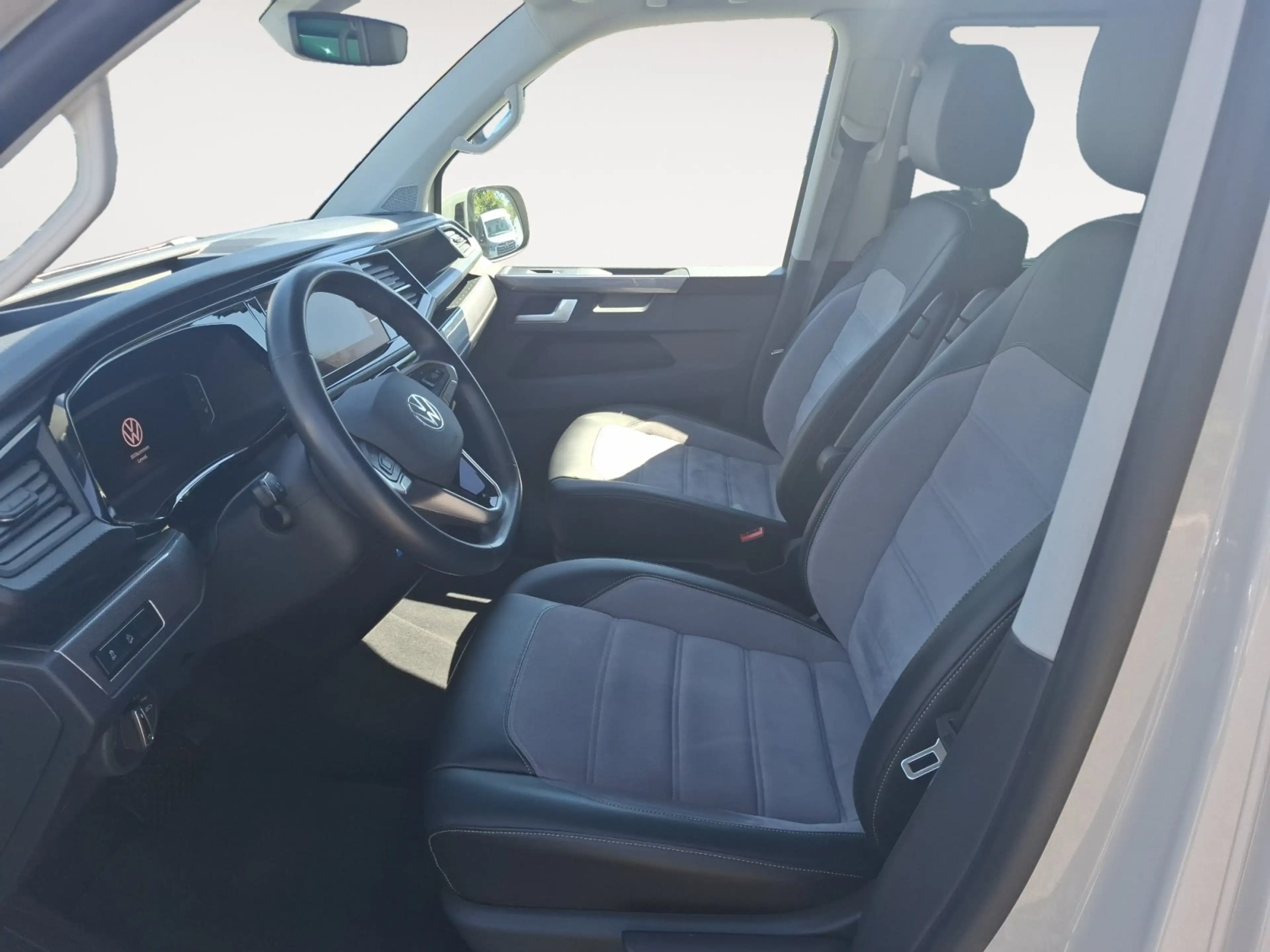 Volkswagen T6.1 Multivan 2.0 TDI RFK LED ACC Dyn-Fahrwerk — photo 6