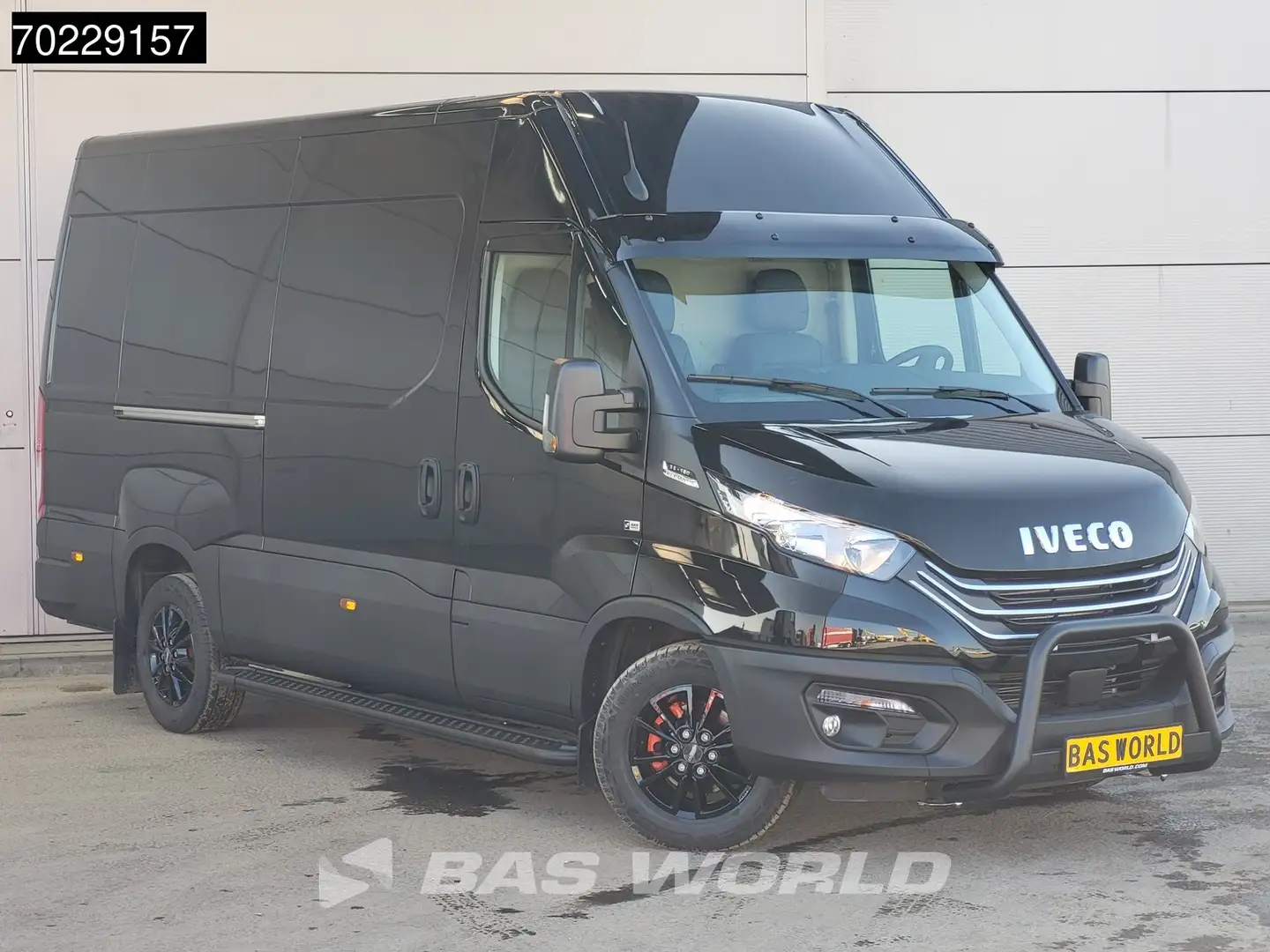 Iveco Daily 35S16 Automaat Black Edition L2H2 Airco Cruise Vel Zwart - 2