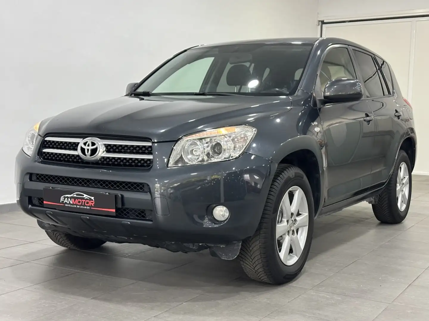 Toyota RAV 4 2.2D-4D Executive Cross Sport Gris - 2
