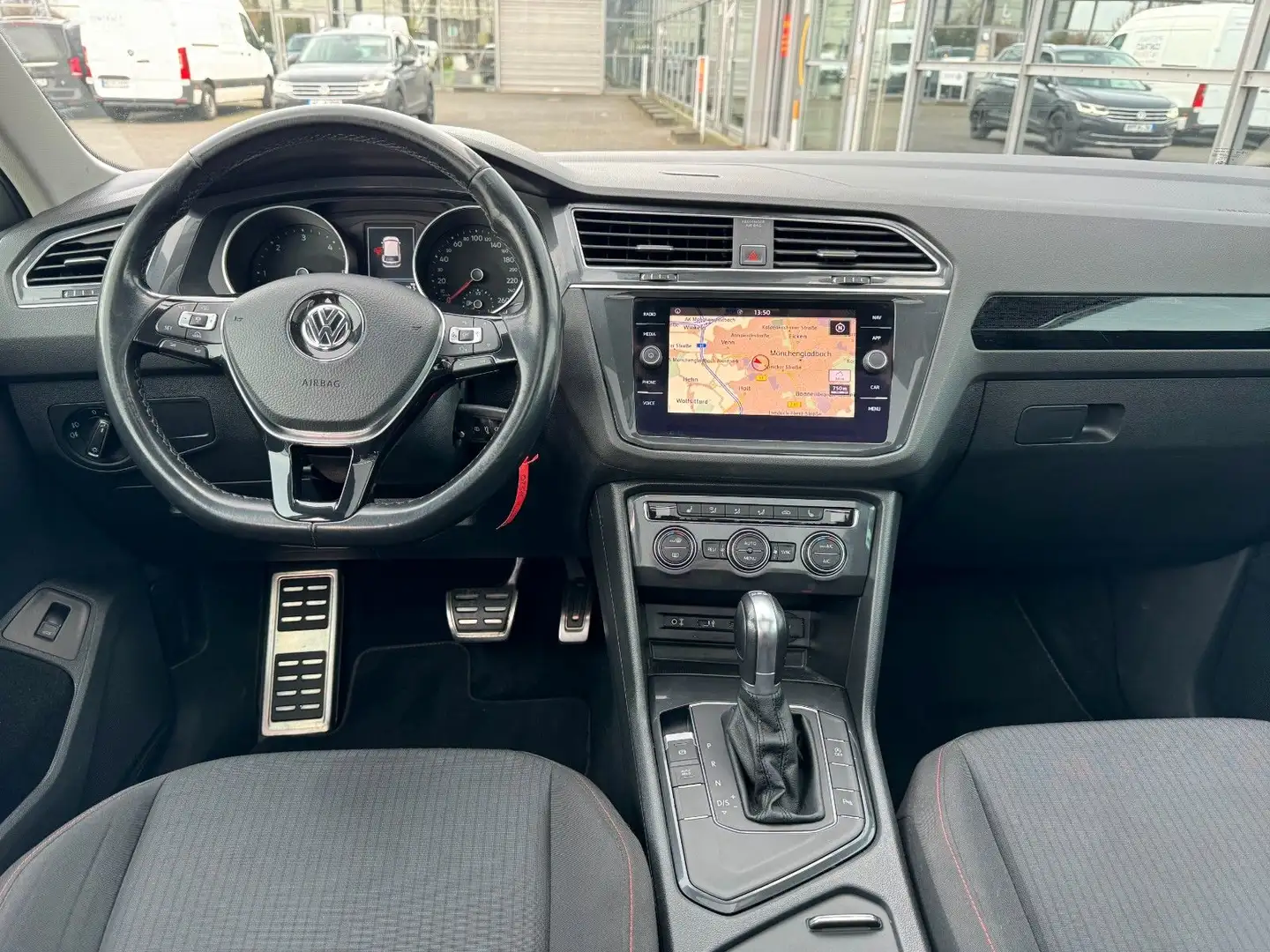 Volkswagen Tiguan Sound 2.0TDI Navi PDC Pano AHK DSG Silber - 2