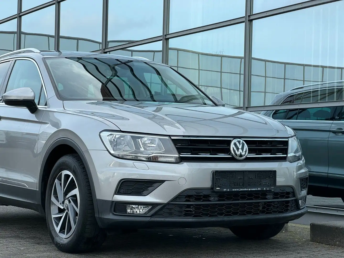 Volkswagen Tiguan Sound 2.0TDI Navi PDC Pano AHK DSG Silber - 1