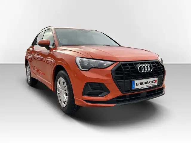 Audi Q3 view 3
